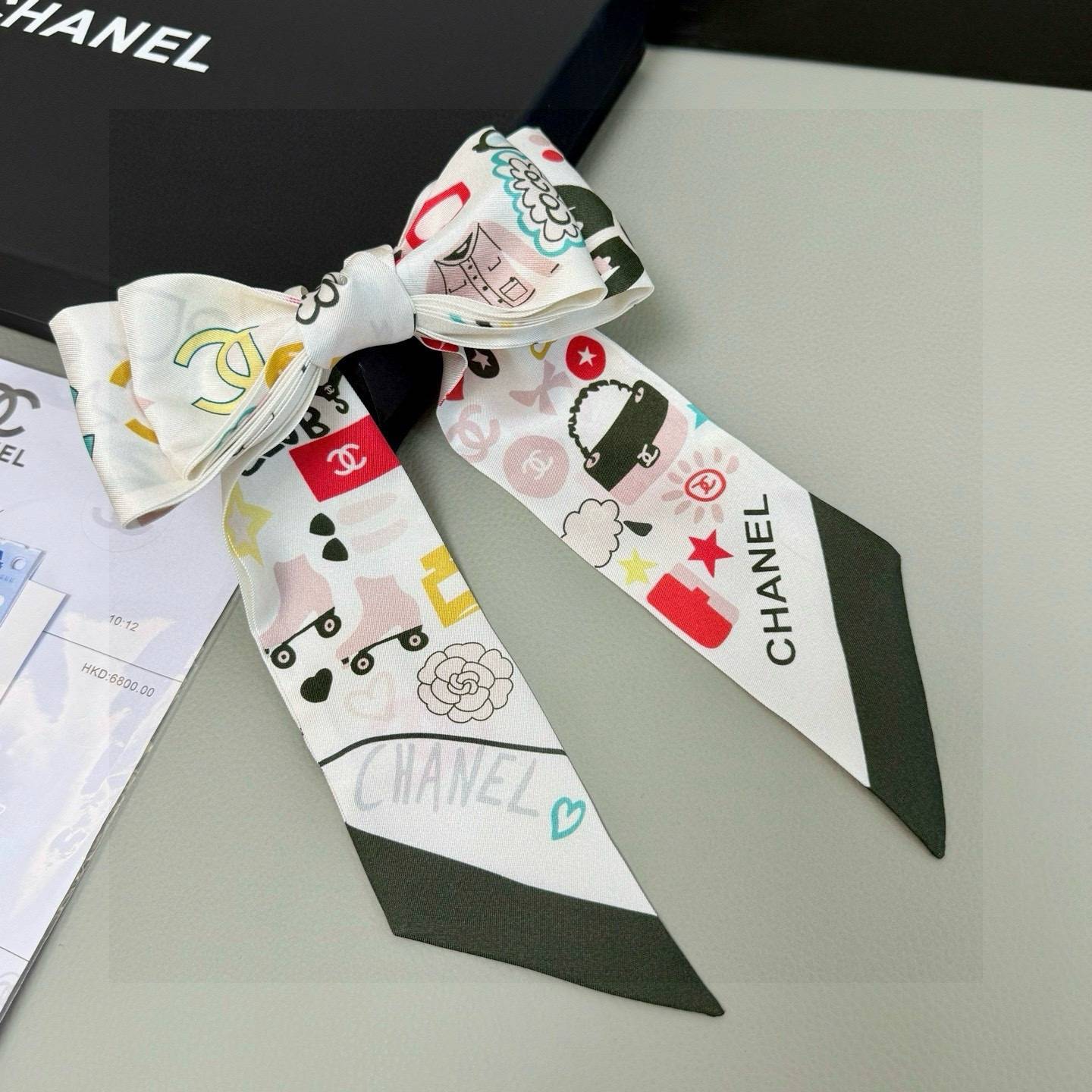 CHANEL コーチ シルク調スカーフ グラフィック柄 多色展開 ブラック - 画像 4