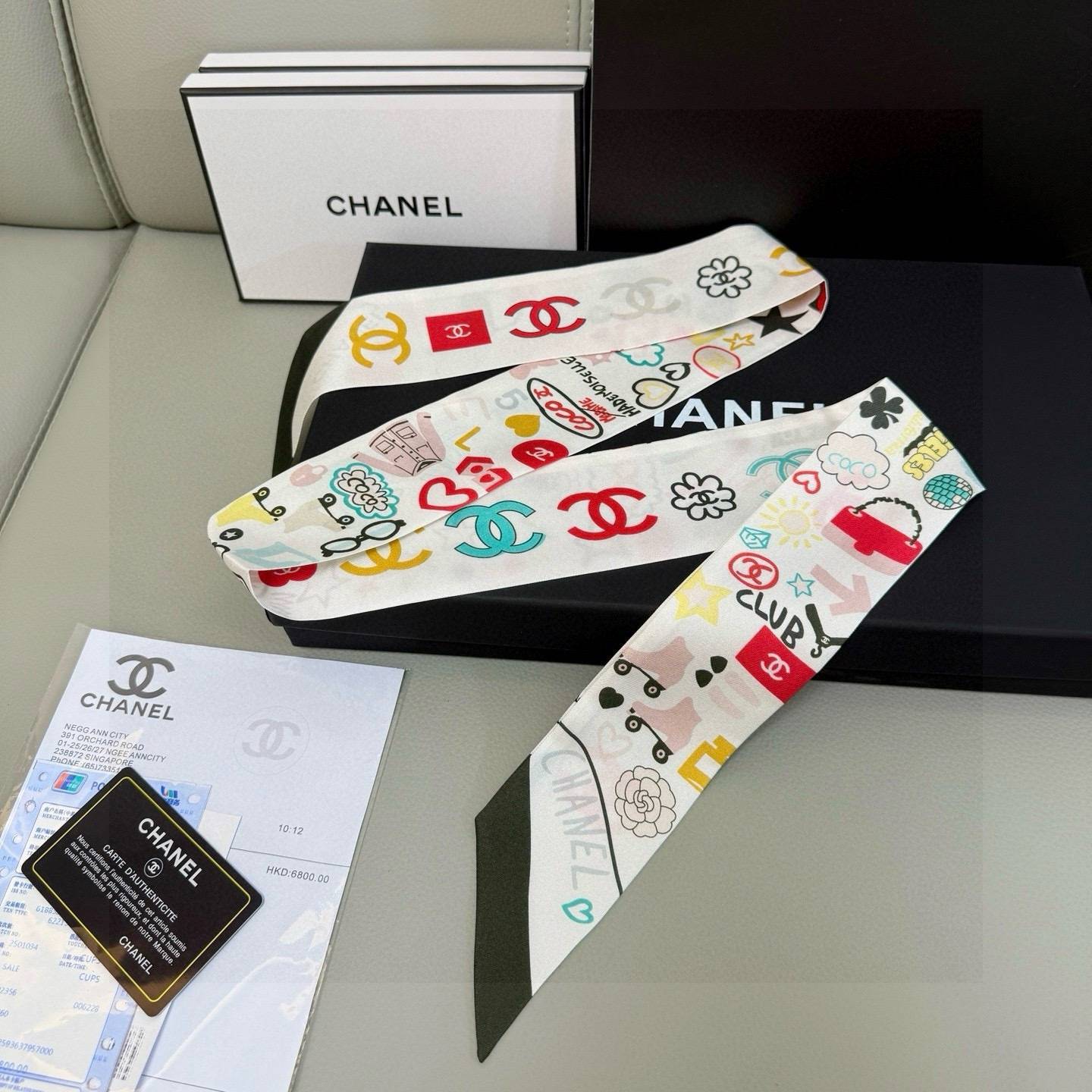 CHANEL コーチ シルク調スカーフ グラフィック柄 多色展開 ブラック - 画像 5