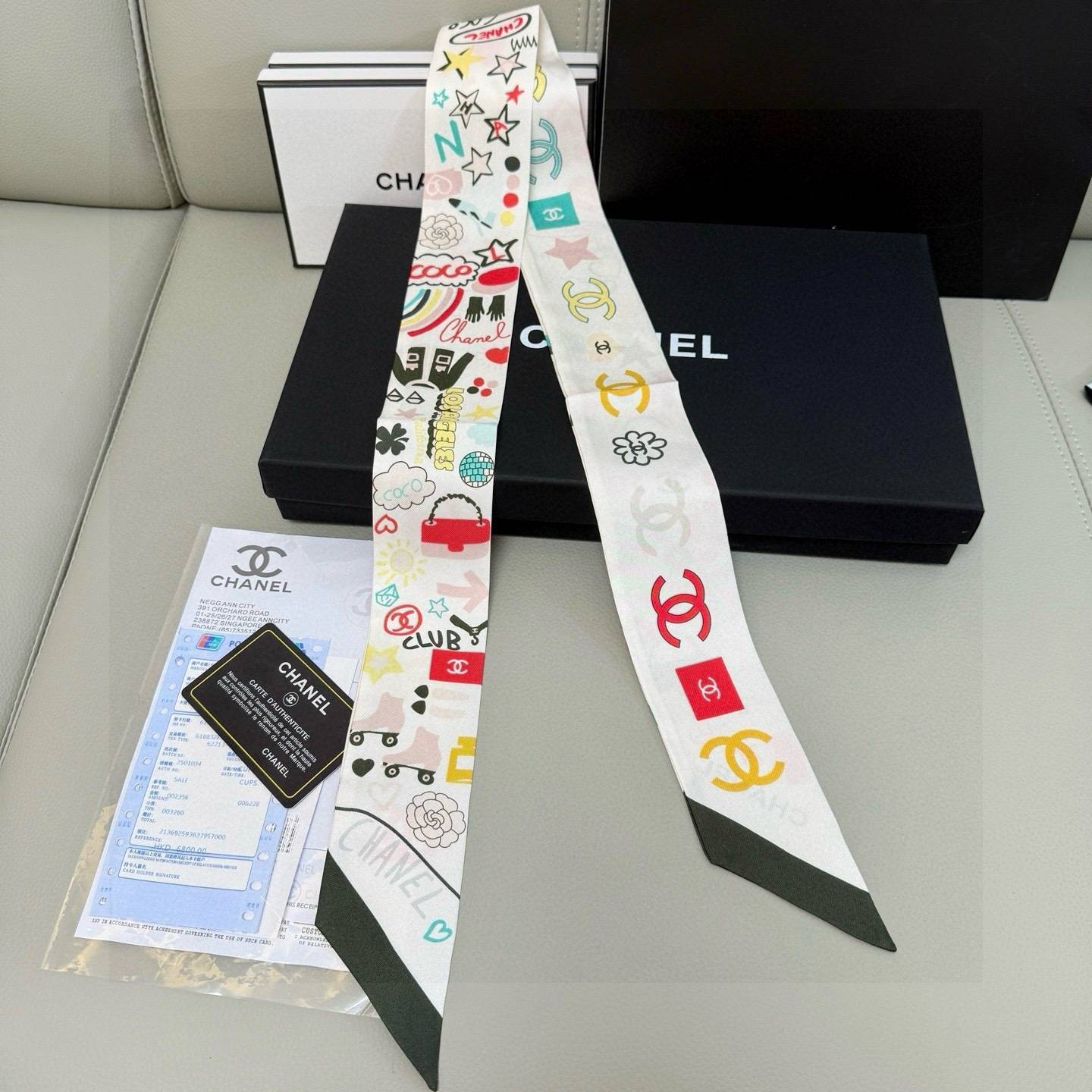 CHANEL コーチ シルク調スカーフ グラフィック柄 多色展開 ブラック - 画像 6