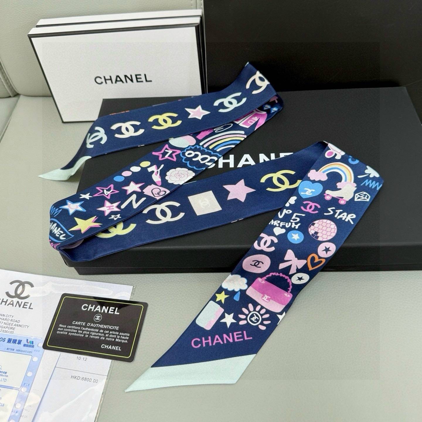 CHANEL コーチ シルク調スカーフ グラフィック柄 多色展開 ブラック - 画像 8