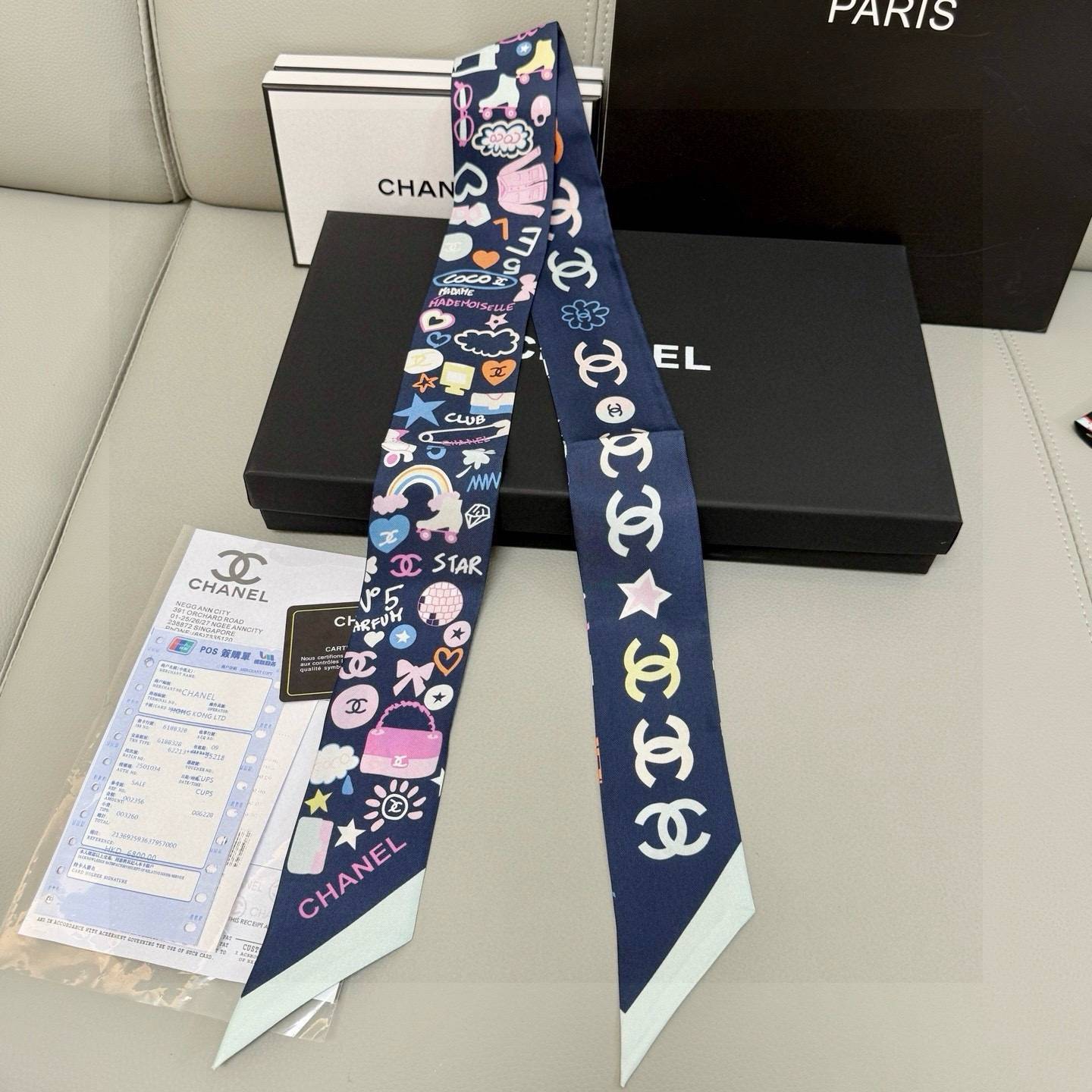 CHANEL コーチ シルク調スカーフ グラフィック柄 多色展開 ブラック - 画像 9