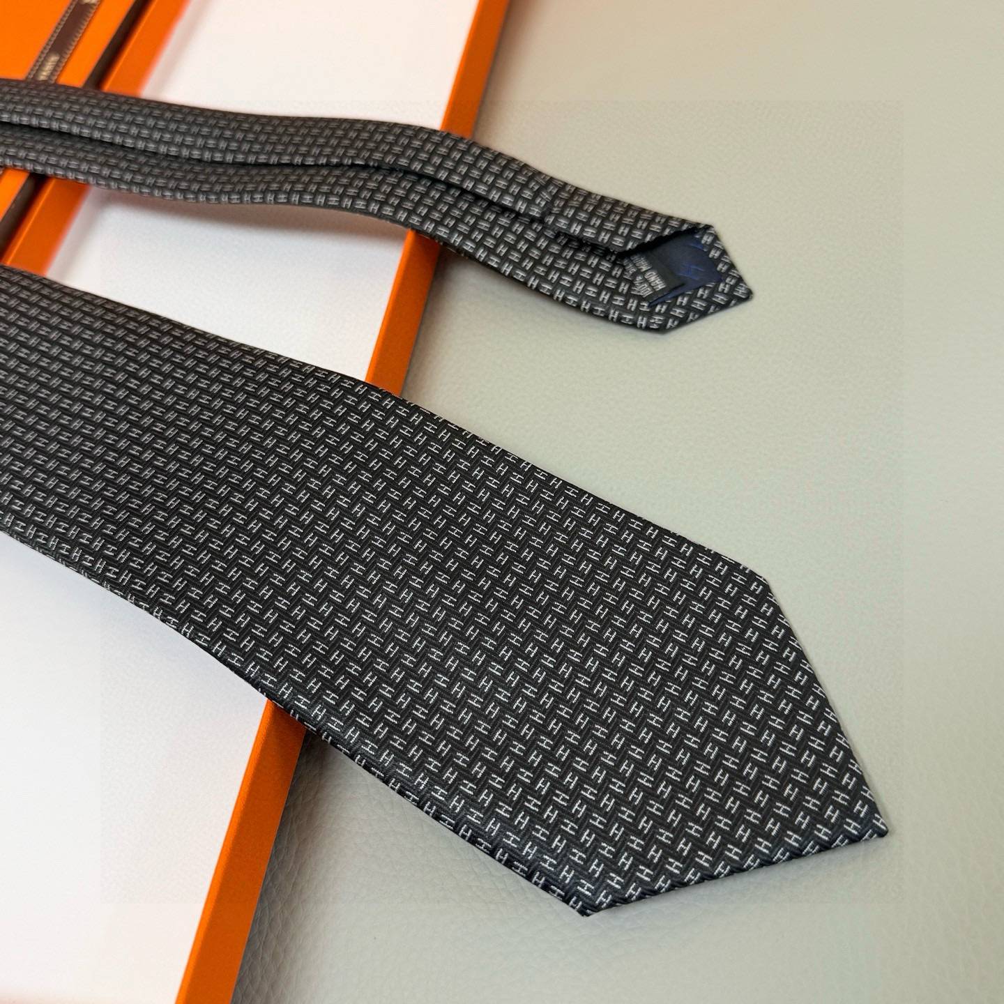 HERMES エルメス ネクタイ Hマーク柄 シルク 濃紺 - 画像 3