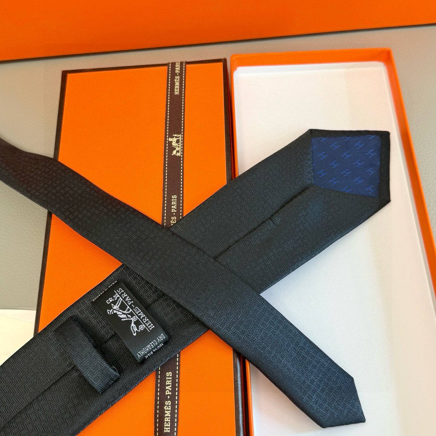 HERMES エルメス ネクタイ 100シルク 幾何学柄 ネイビー - 画像 2