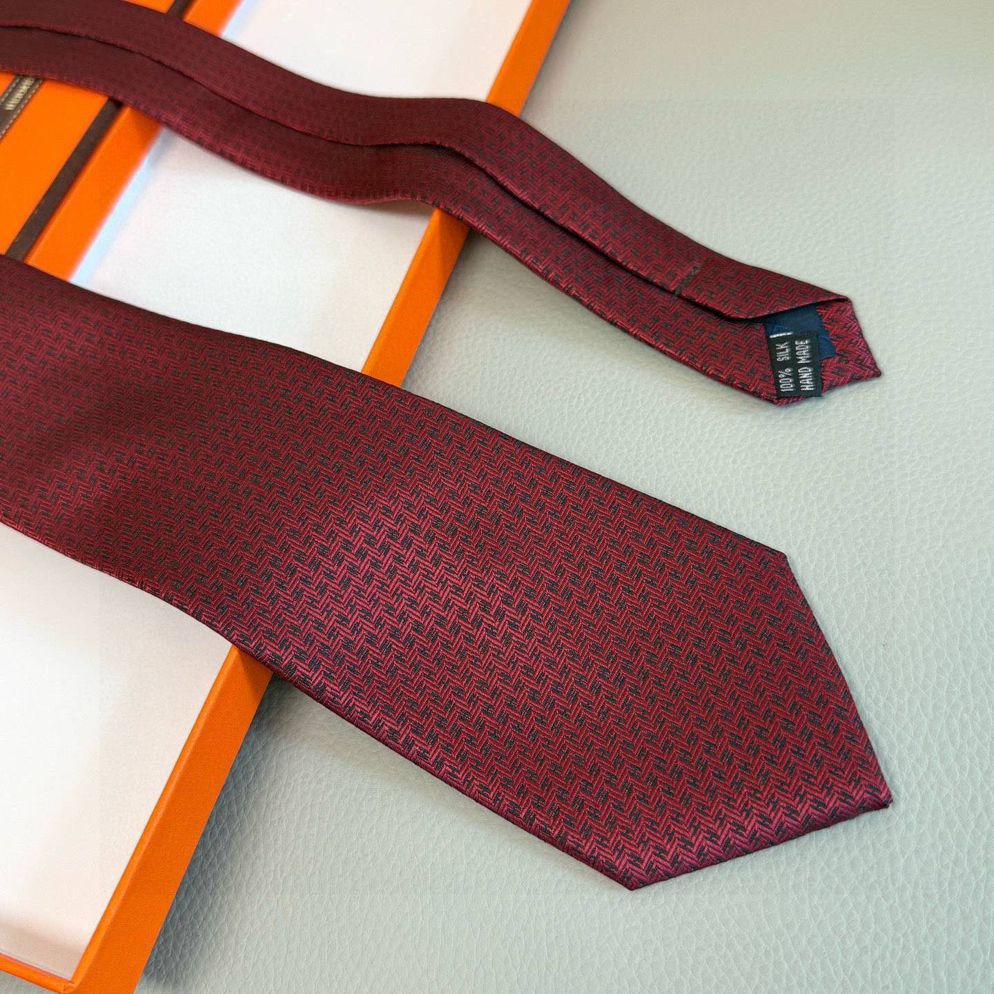 HERMES エルメス ネクタイ 100 シルク 手縫い 幾何柄 酒赤
