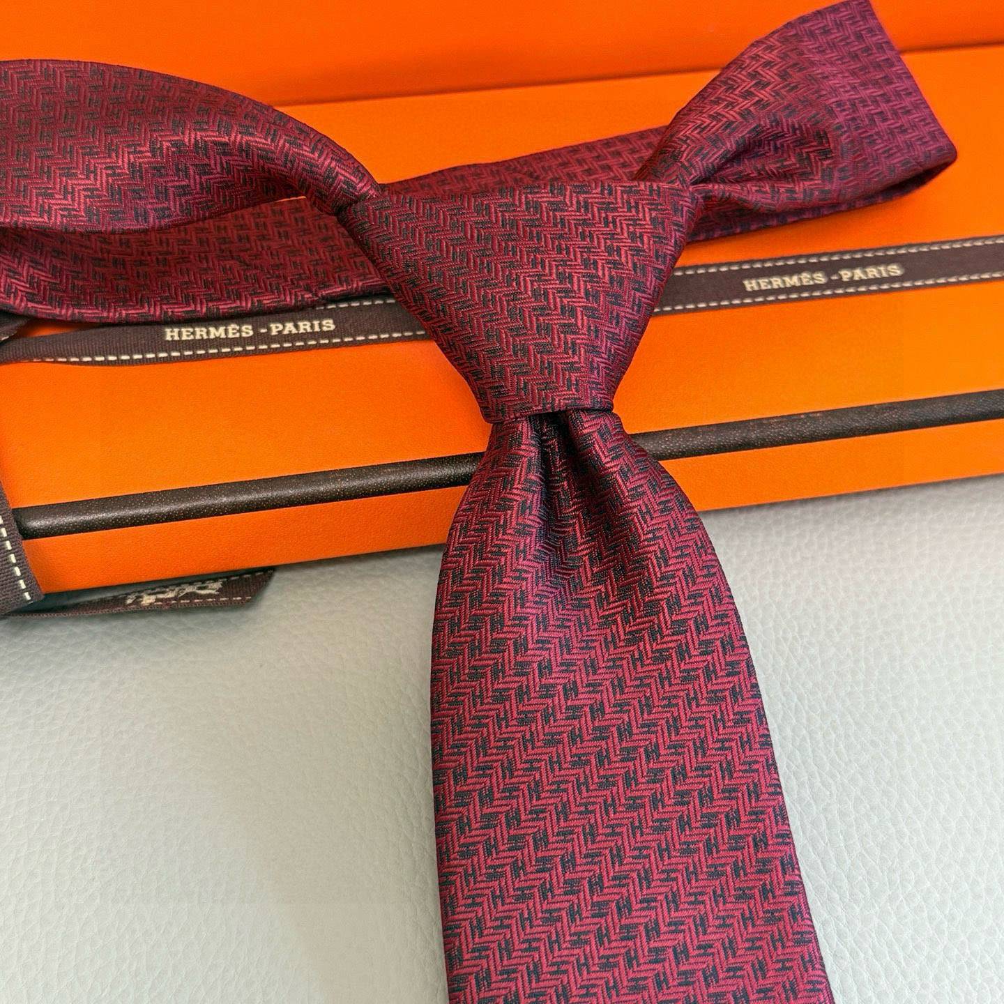 HERMES エルメス ネクタイ 100 シルク 手縫い 幾何柄 酒赤 - 画像 4