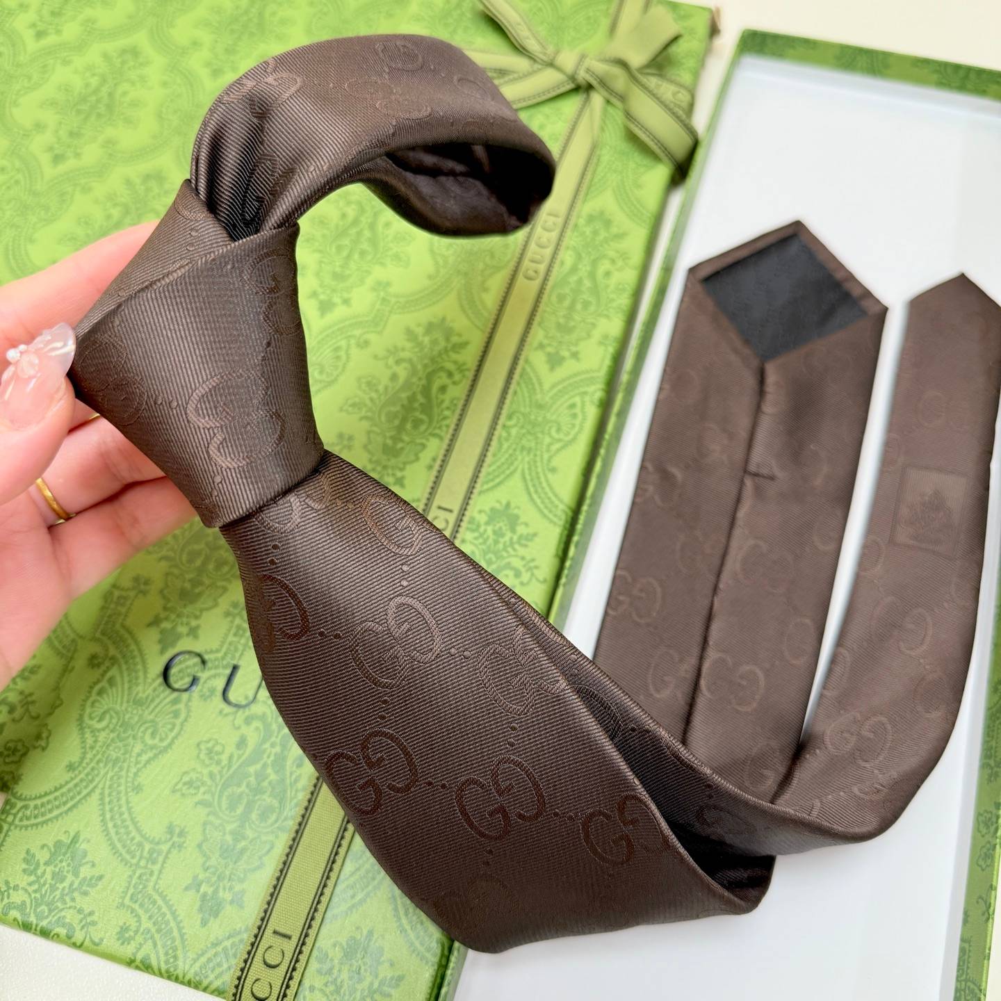 GUCCI グッチ GG 柄 男性用 ネクタイ シルク調 茶色 - 画像 2