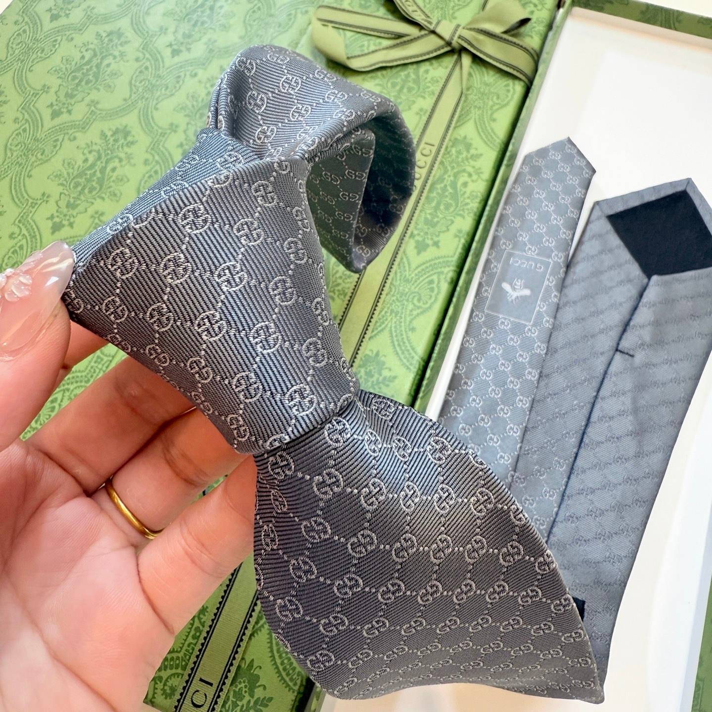 GUCCI グッチ シルク調ネクタイ GGロゴ柄 ブラック ダークブラウン - 画像 1