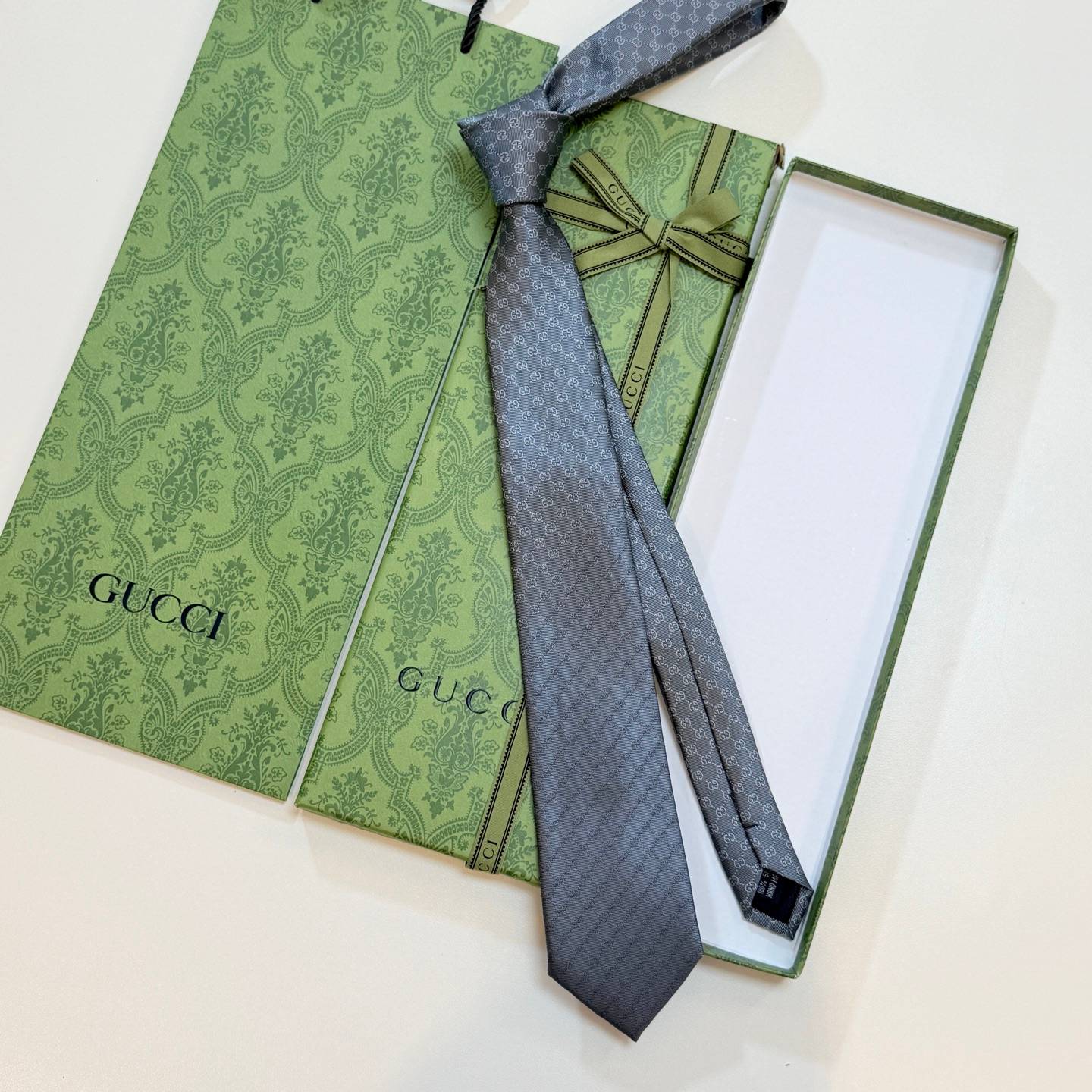 GUCCI グッチ シルク調ネクタイ GGロゴ柄 ブラック ダークブラウン - 画像 2