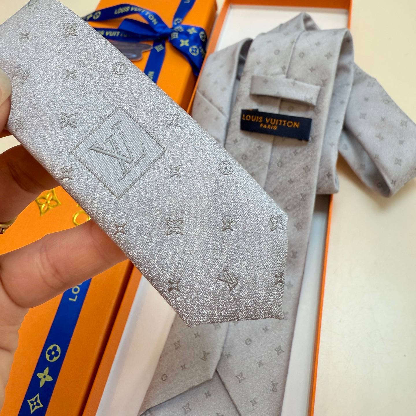 LOUIS VUITTON ルイヴィトン ネクタイ シルバー モノグラム柄