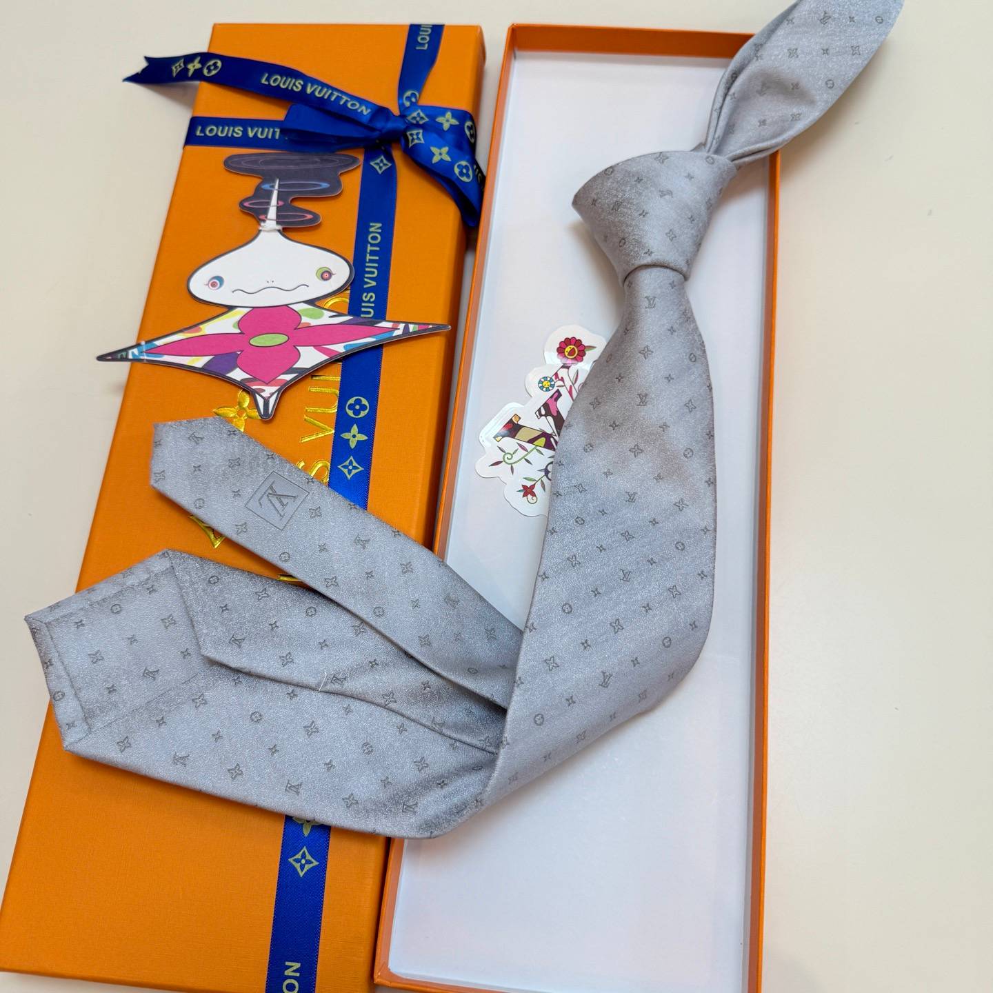 LOUIS VUITTON ルイヴィトン ネクタイ シルバー モノグラム柄 - 画像 3
