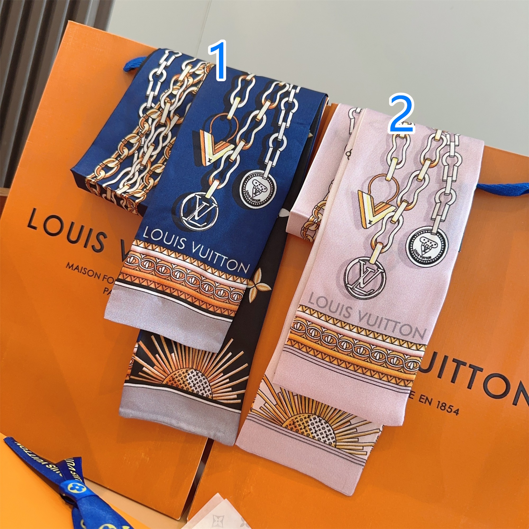 LOUIS VUITTON　ルイヴィトン　バンドー　ツイリースカーフ　モノグラム　 細スカーフ　レディース　2色