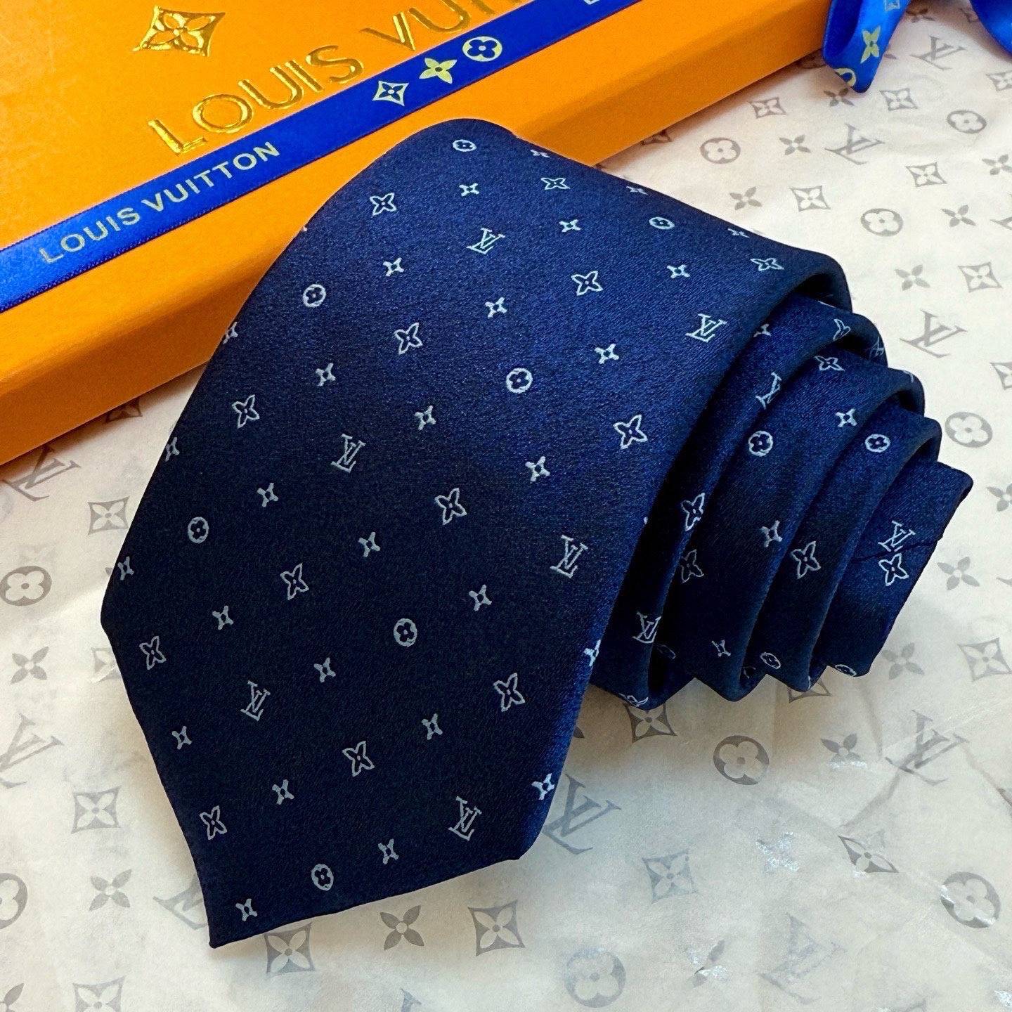 LOUIS VUITTON ルイヴィトン ネクタイ シルバー モノグラム柄 - 画像 4