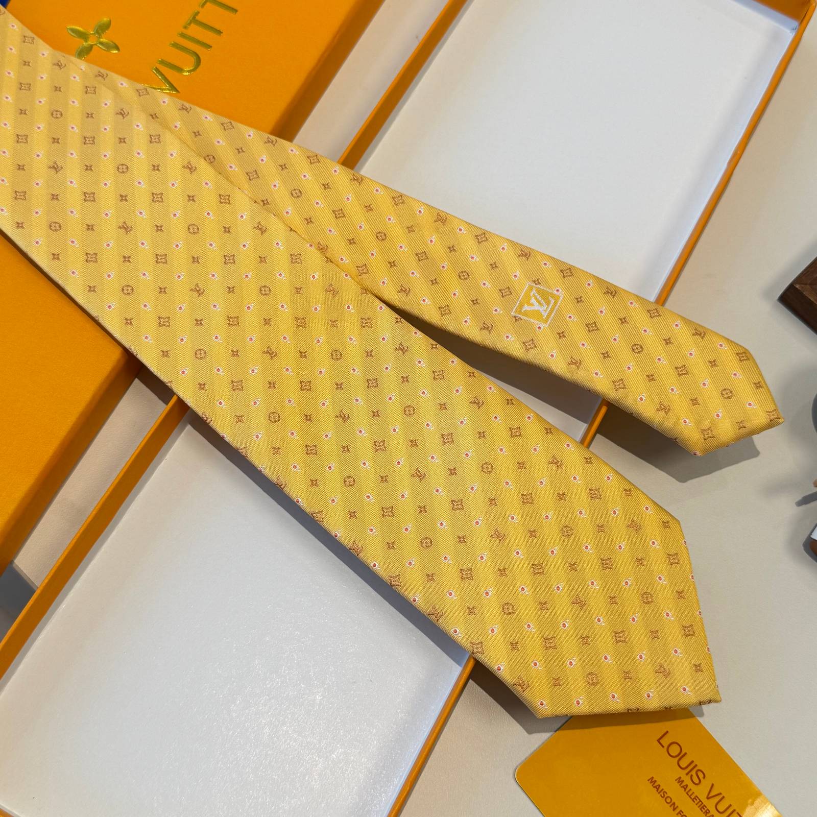 LOUIS VUITTON ルイヴィトン ネクタイ シルク調 モノグラム イエロー - 画像 1