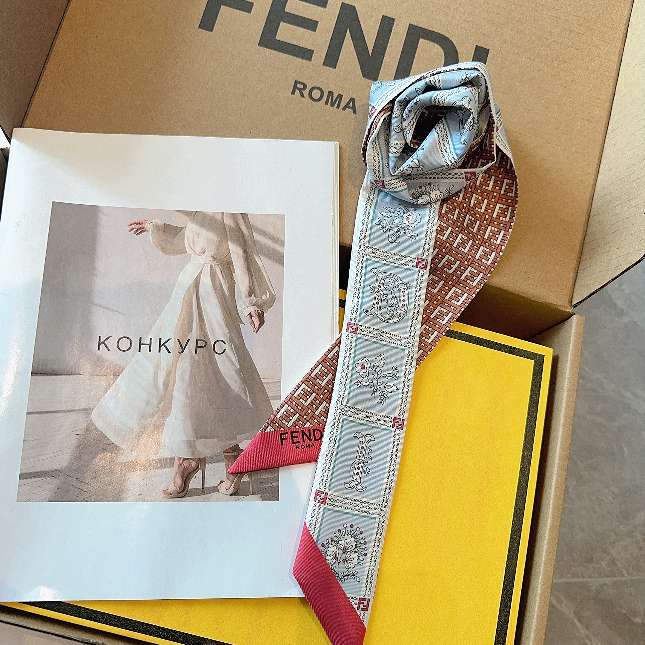 FENDI　フェンディ　ラッピー　バンドスカーフ　花柄　ロゴ　スカーフ　シルク100％