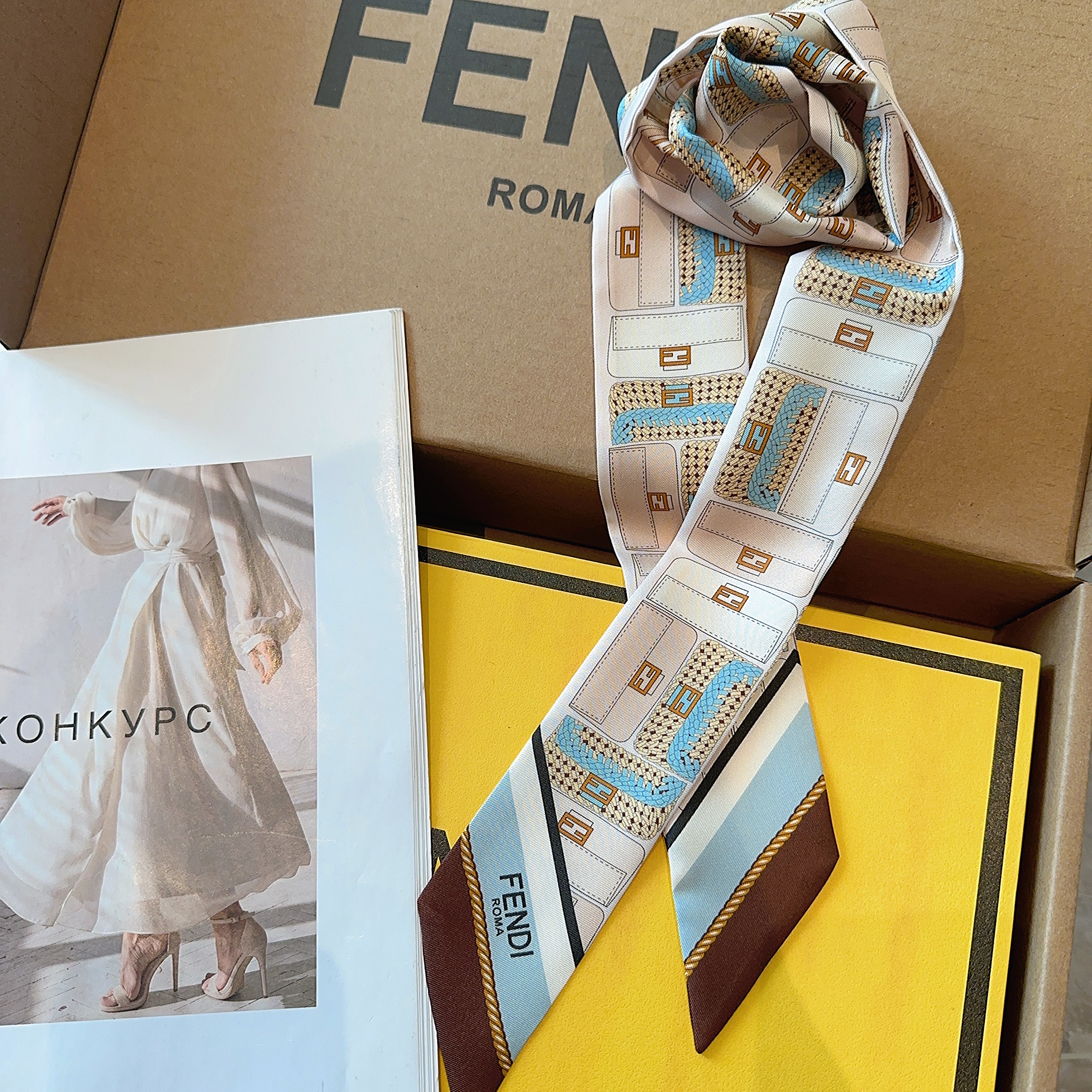 FENDI　フェンディ　ラッピー　マンマバゲット柄　レディース　マルチカラーシルク　バンドゥ ツイリー　シルク100%　スカーフ