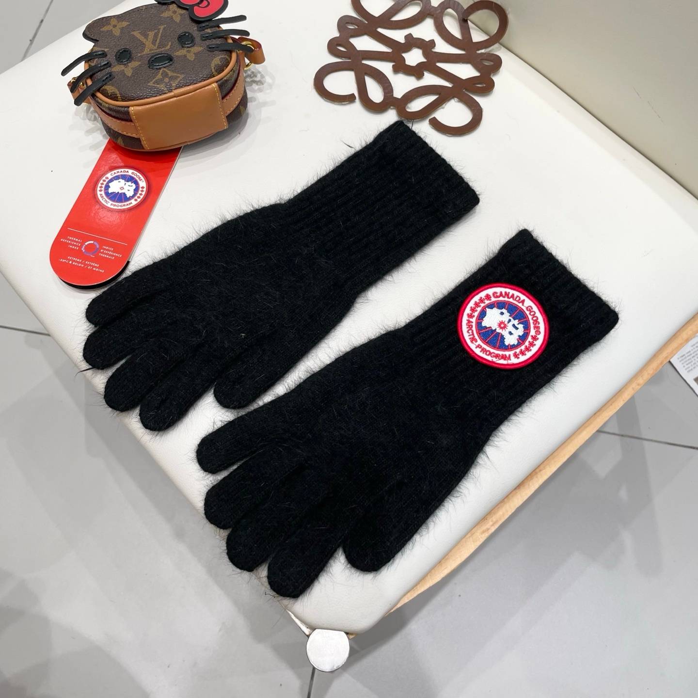 Canada Goose カナダグース 手袋 毛素材 防寒 保温 冬 黒 ブラック - 画像 2