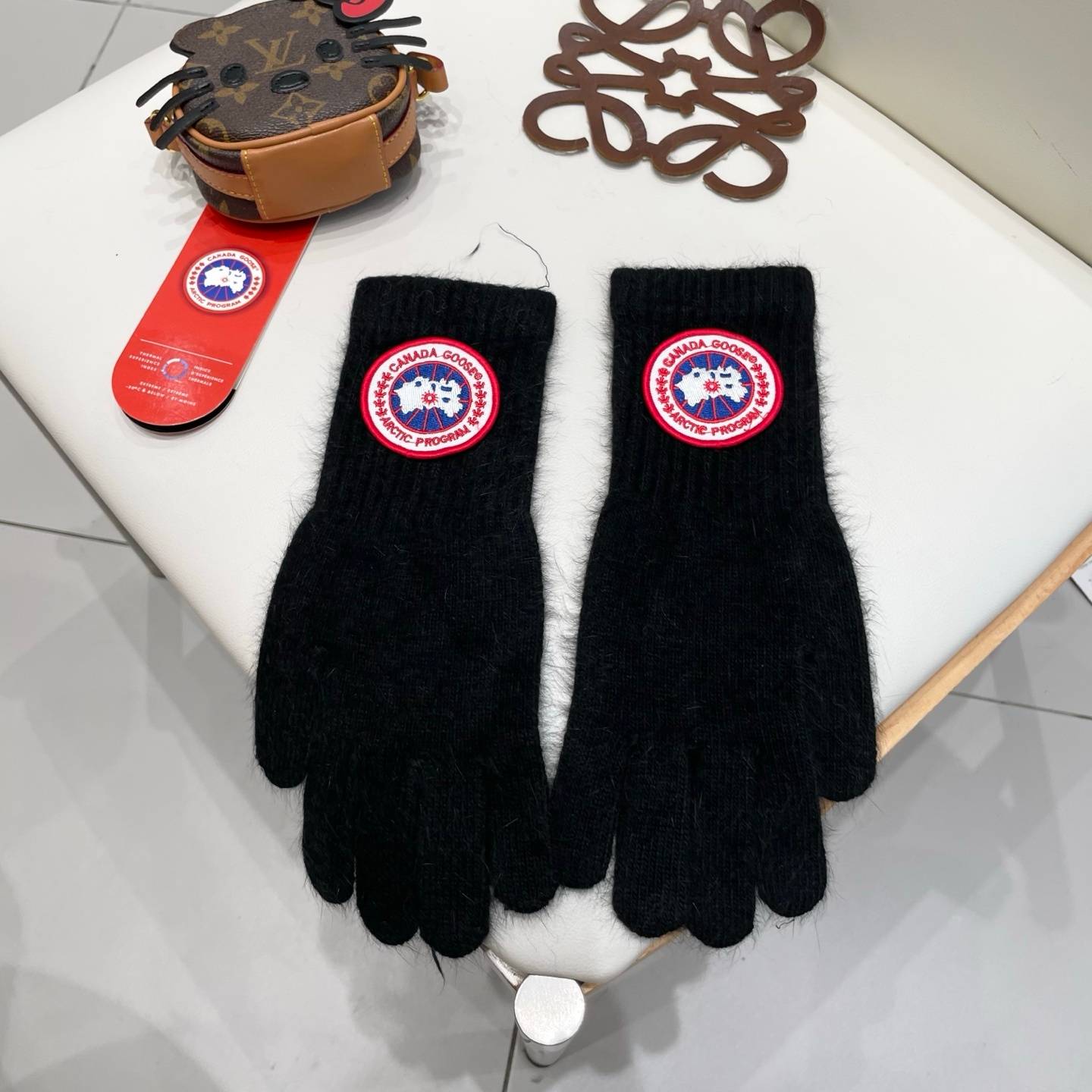 Canada Goose カナダグース 手袋 毛素材 防寒 保温 冬 黒 ブラック - 画像 3