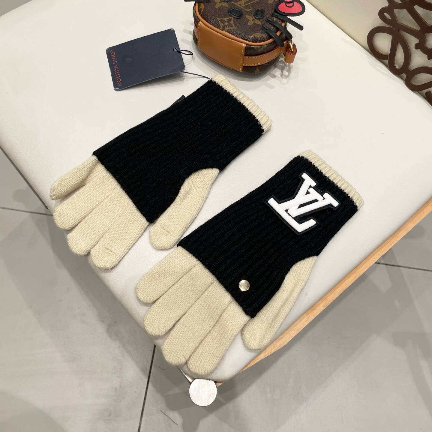 LOUIS VUITTON ルイヴィトン レディース メンズ 手袋 グローブ 本革 ウール 防寒 スマホ対応 ブラック グレー - 画像 8