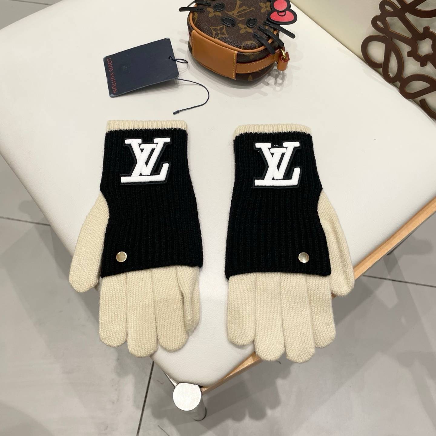 LOUIS VUITTON ルイヴィトン レディース メンズ 手袋 グローブ 本革 ウール 防寒 スマホ対応 ブラック グレー - 画像 9