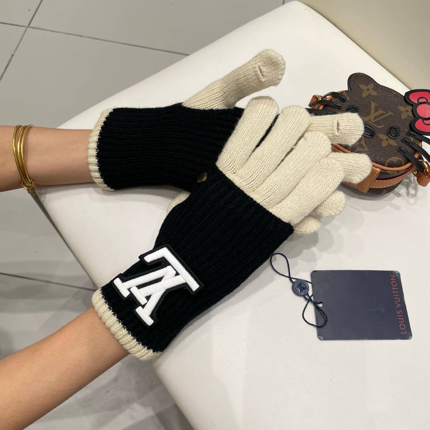 LOUIS VUITTON ルイヴィトン レディース メンズ 手袋 グローブ 本革 ウール 防寒 スマホ対応 ブラック グレー - 画像 10