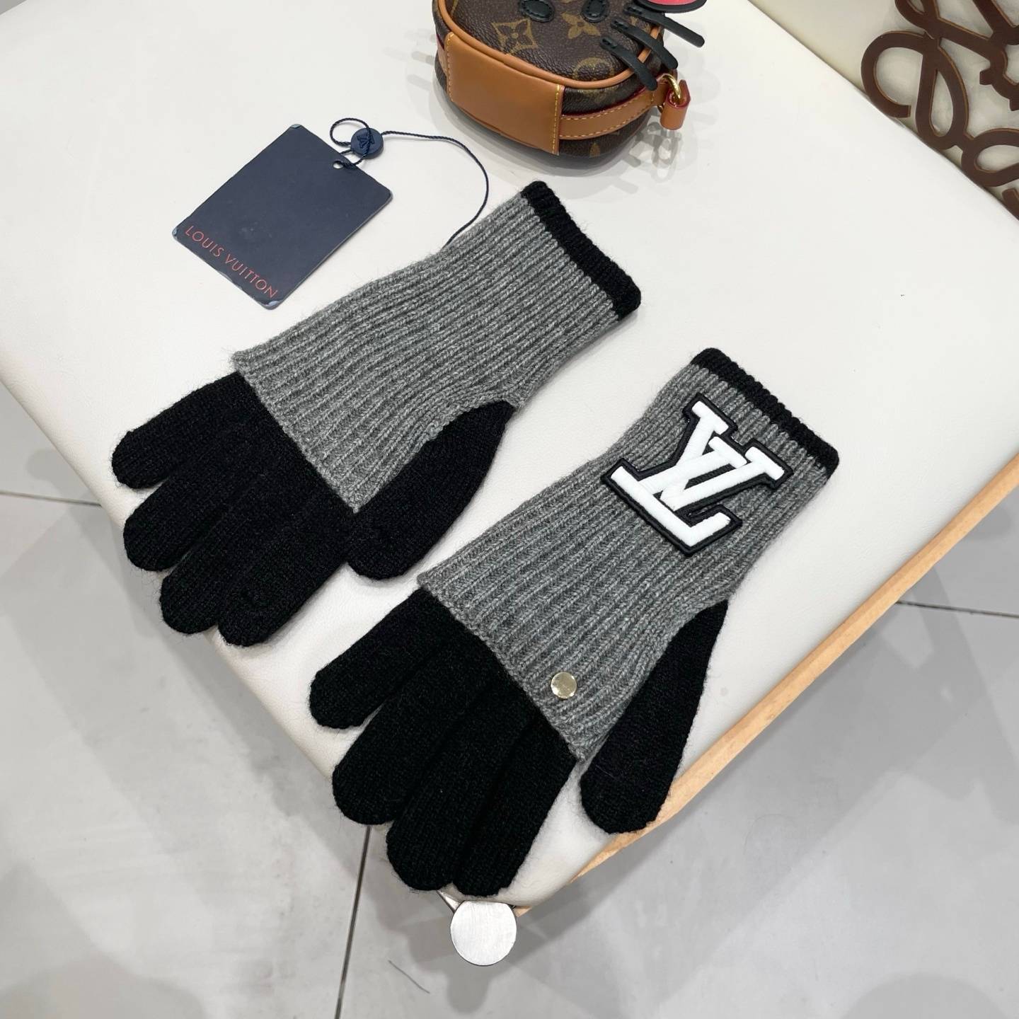 LOUIS VUITTON ルイヴィトン レディース メンズ 手袋 グローブ 本革 ウール 防寒 スマホ対応 ブラック グレー - 画像 14