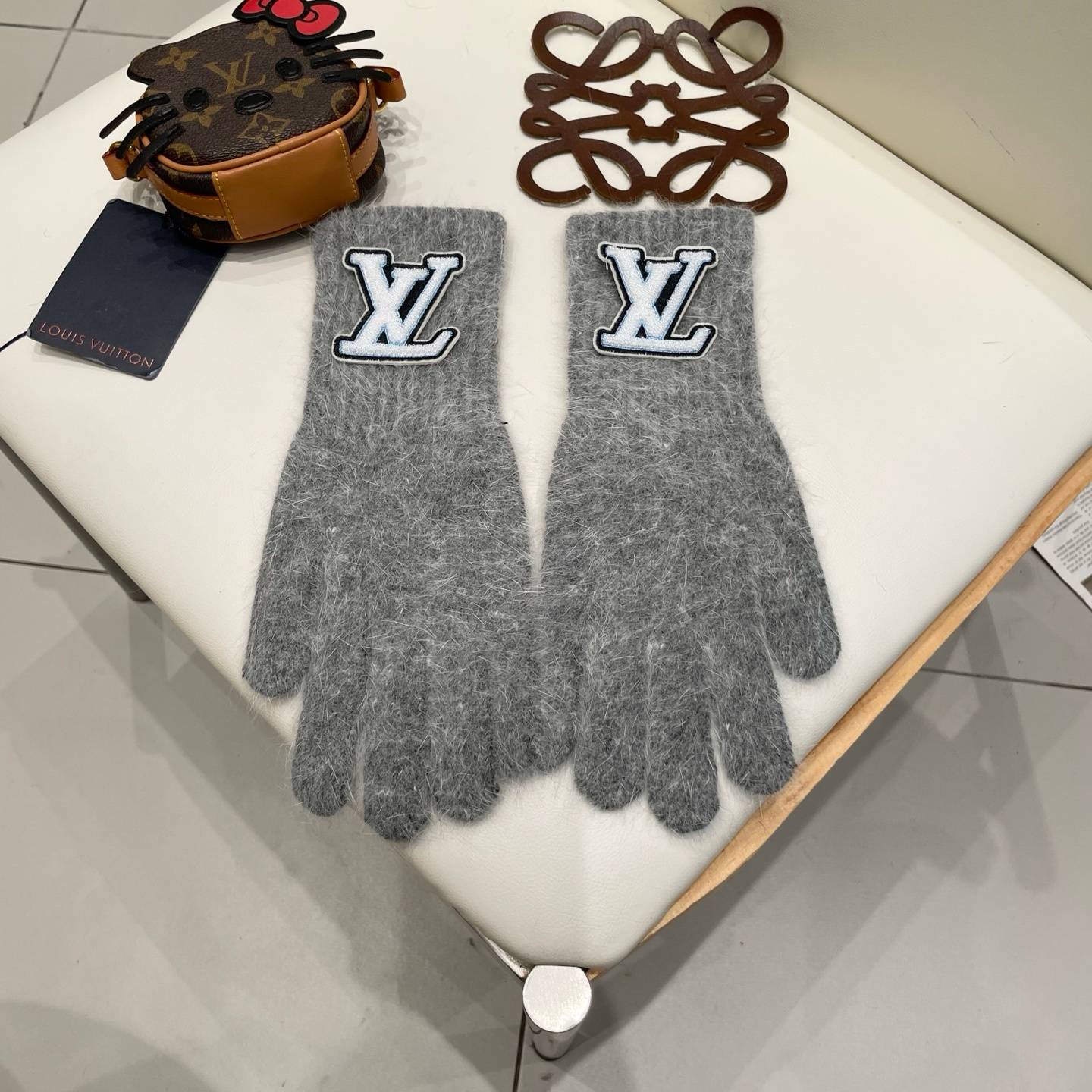 LOUIS VUITTON ルイヴィトン レディース 手袋 モヘア風 ふわふわ 長手袋 防寒 おしゃれ グレー レッド