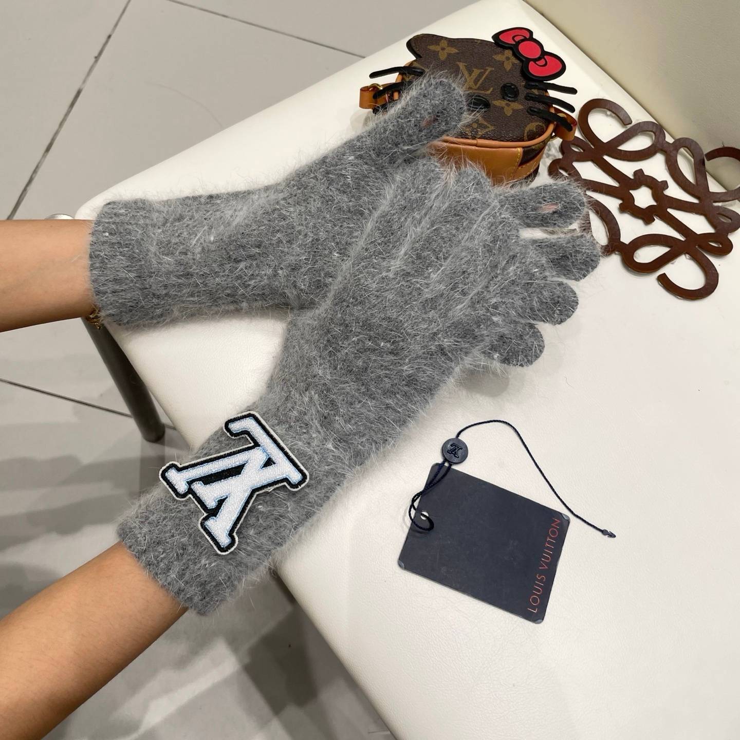 LOUIS VUITTON ルイヴィトン レディース 手袋 モヘア風 ふわふわ 長手袋 防寒 おしゃれ グレー レッド - 画像 2