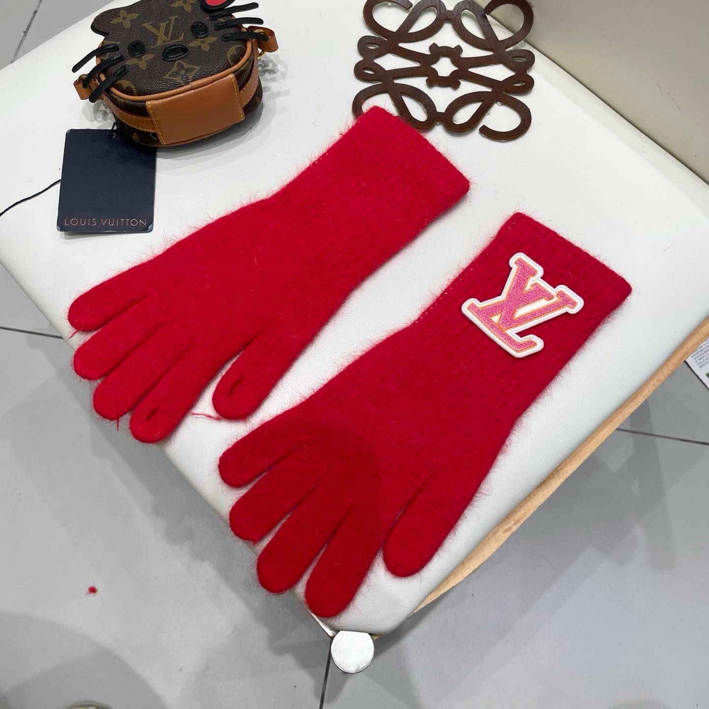 LOUIS VUITTON ルイヴィトン レディース 手袋 モヘア風 ふわふわ 長手袋 防寒 おしゃれ グレー レッド - 画像 3