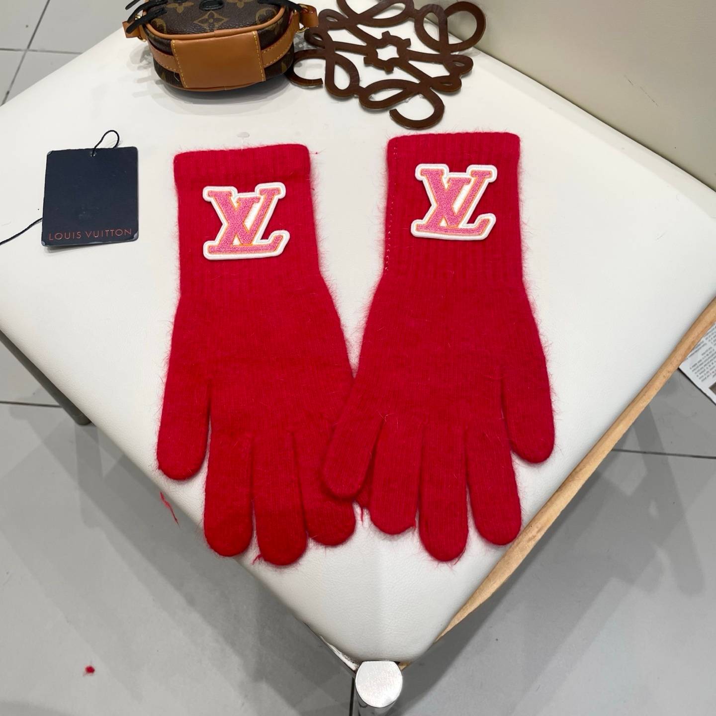 LOUIS VUITTON ルイヴィトン レディース 手袋 モヘア風 ふわふわ 長手袋 防寒 おしゃれ グレー レッド - 画像 4