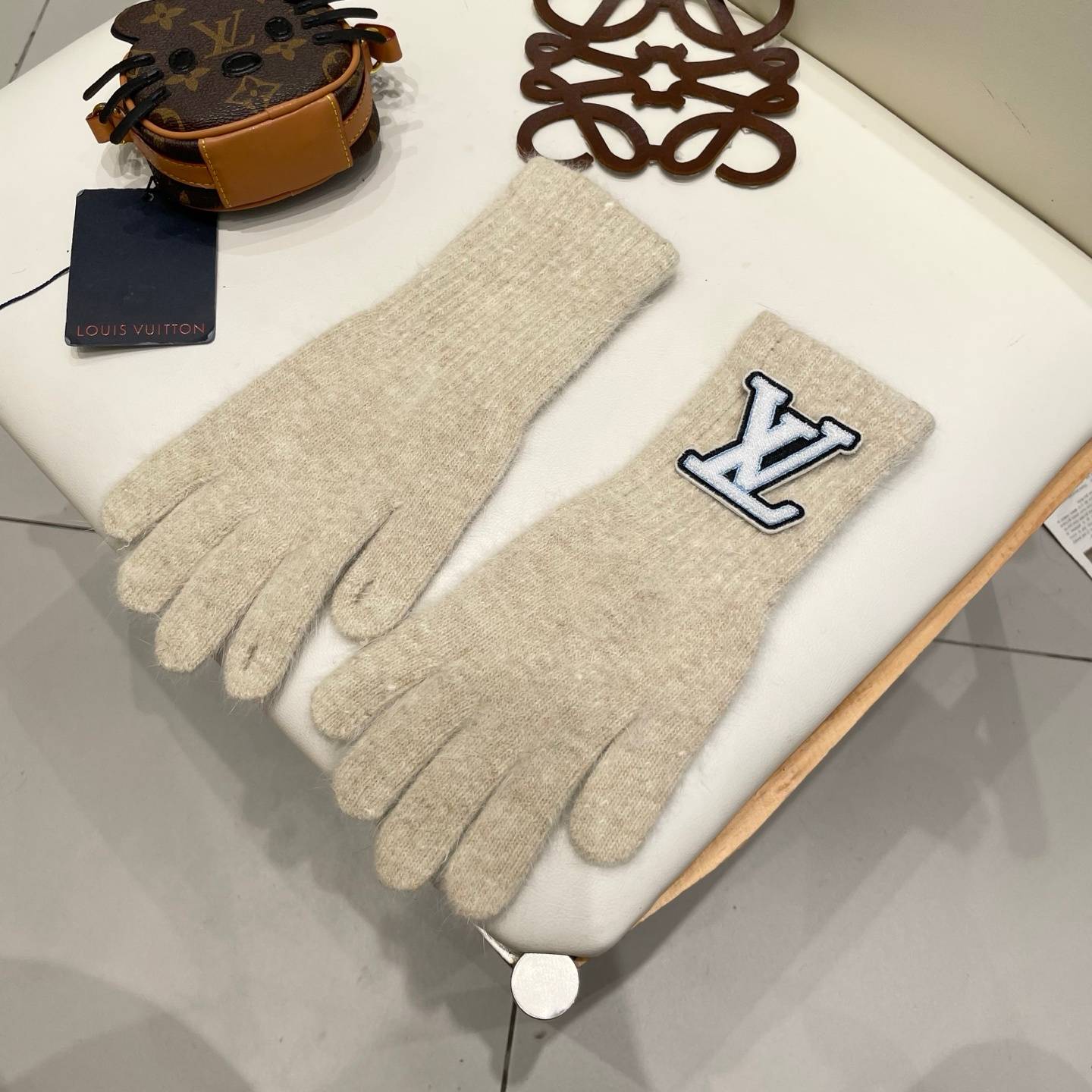 LOUIS VUITTON ルイヴィトン レディース 手袋 モヘア風 ふわふわ 長手袋 防寒 おしゃれ グレー レッド - 画像 6