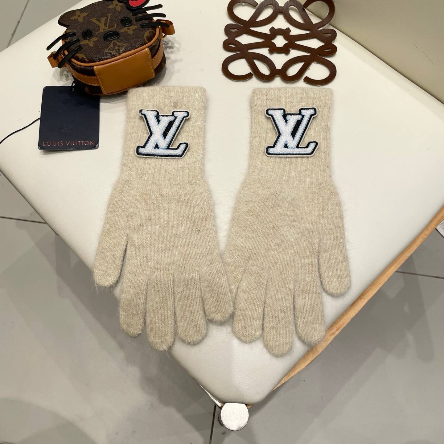 LOUIS VUITTON ルイヴィトン レディース 手袋 モヘア風 ふわふわ 長手袋 防寒 おしゃれ グレー レッド - 画像 7