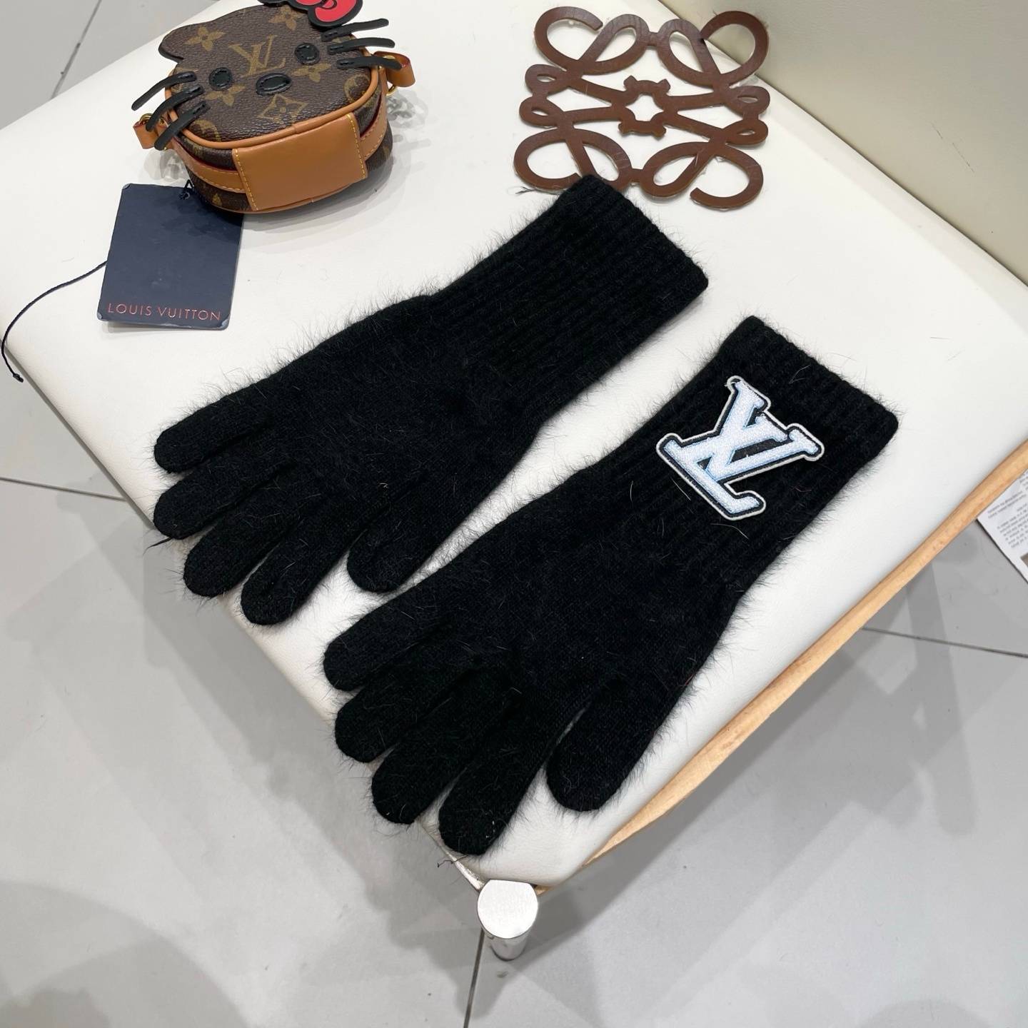LOUIS VUITTON ルイヴィトン レディース 手袋 モヘア風 ふわふわ 長手袋 防寒 おしゃれ グレー レッド - 画像 9