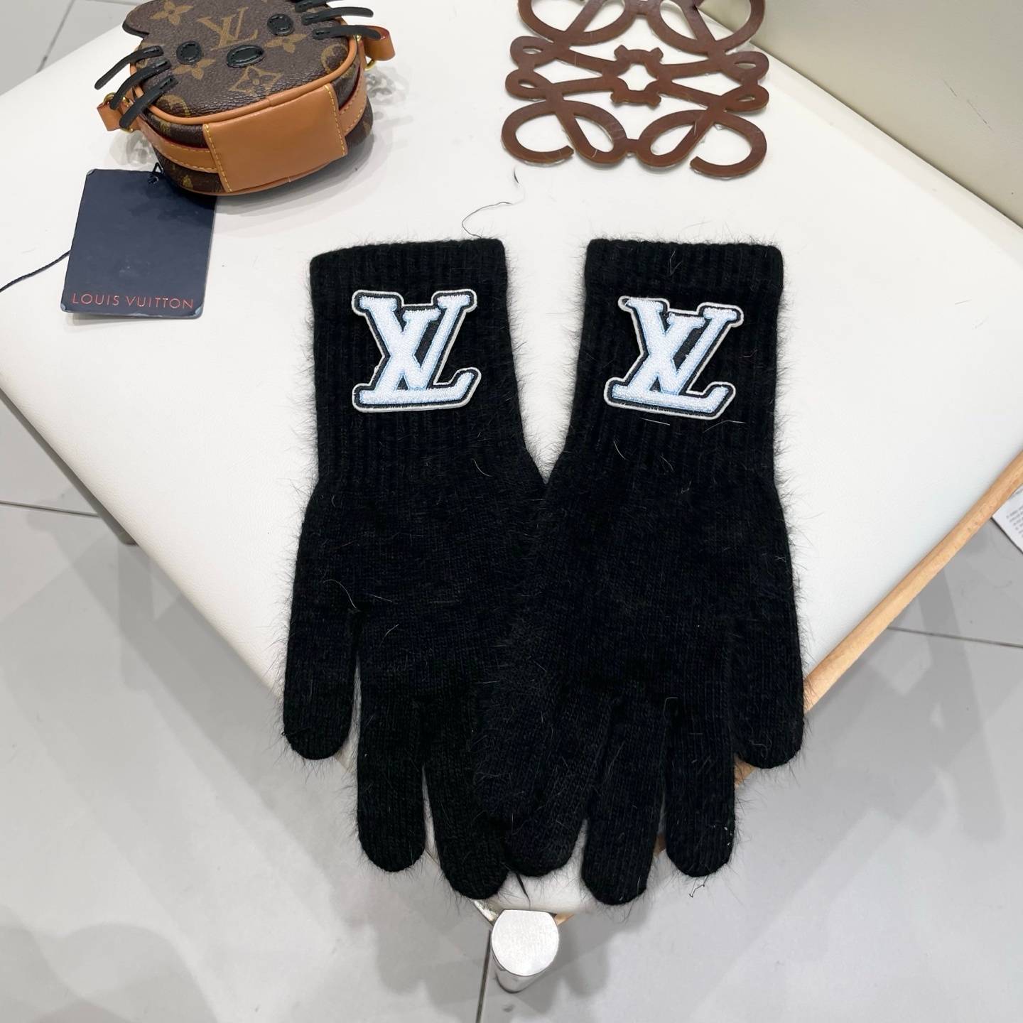 LOUIS VUITTON ルイヴィトン レディース 手袋 モヘア風 ふわふわ 長手袋 防寒 おしゃれ グレー レッド - 画像 10