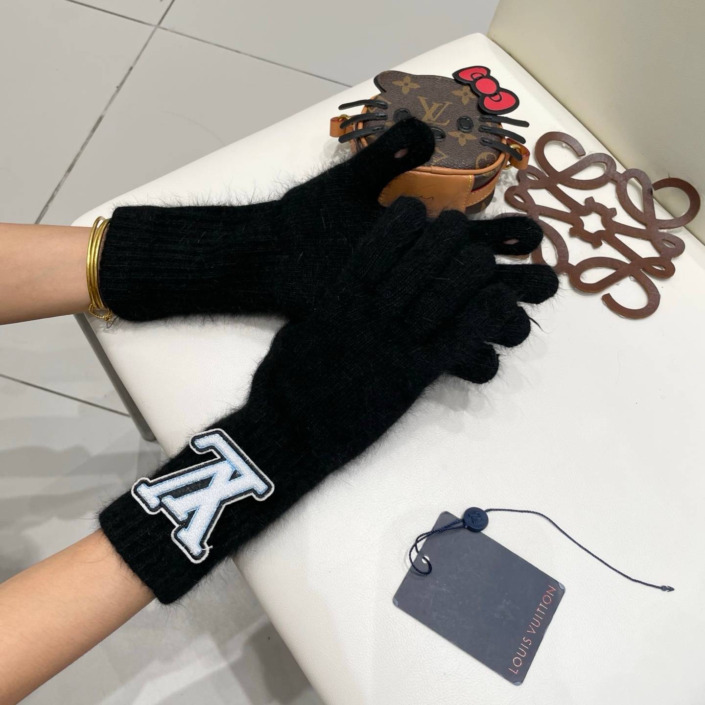 LOUIS VUITTON ルイヴィトン レディース 手袋 モヘア風 ふわふわ 長手袋 防寒 おしゃれ グレー レッド - 画像 11