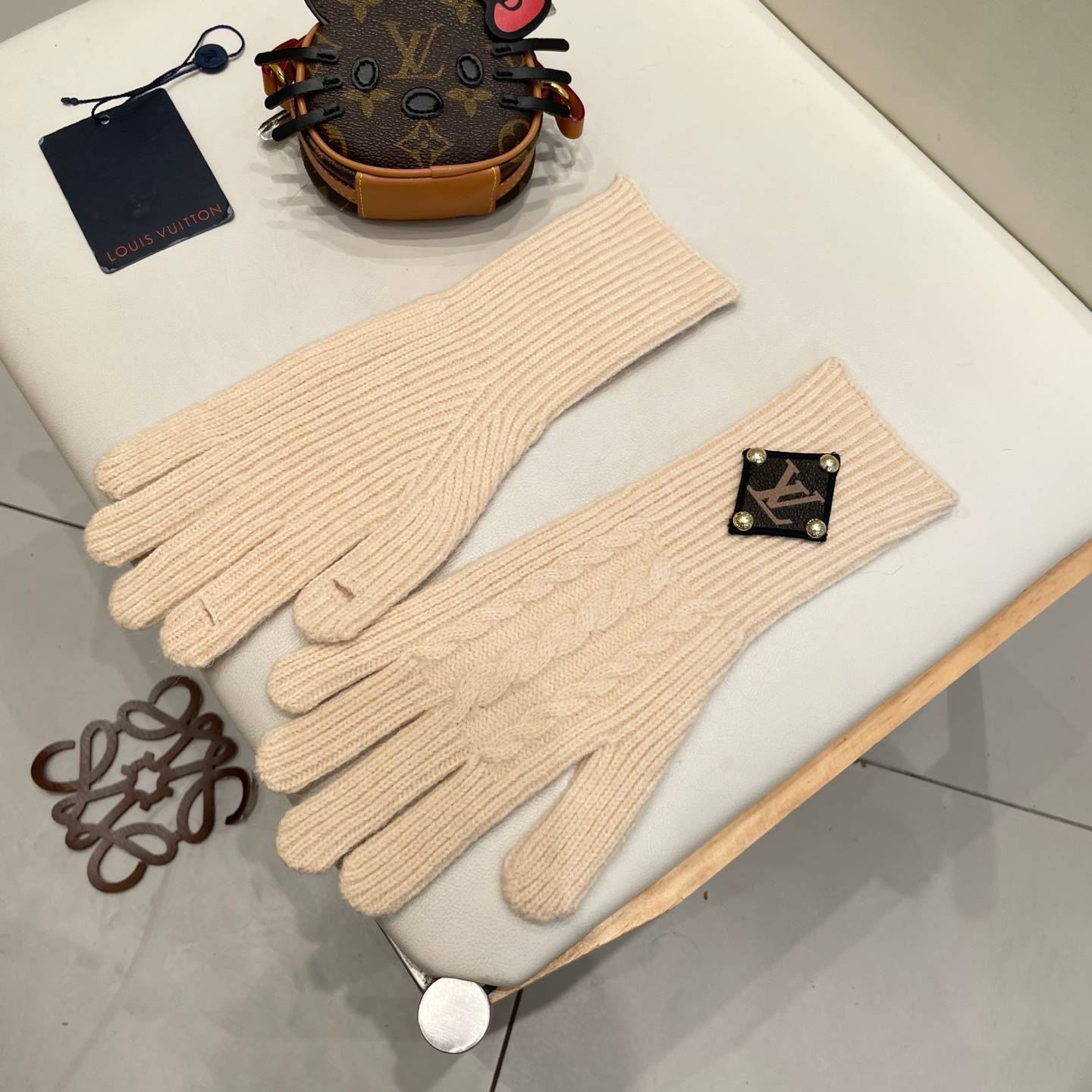LOUIS VUITTON ルイヴィトン レディース 手袋 モヘア風 ふわふわ 長手袋 防寒 おしゃれ グレー レッド - 画像 12