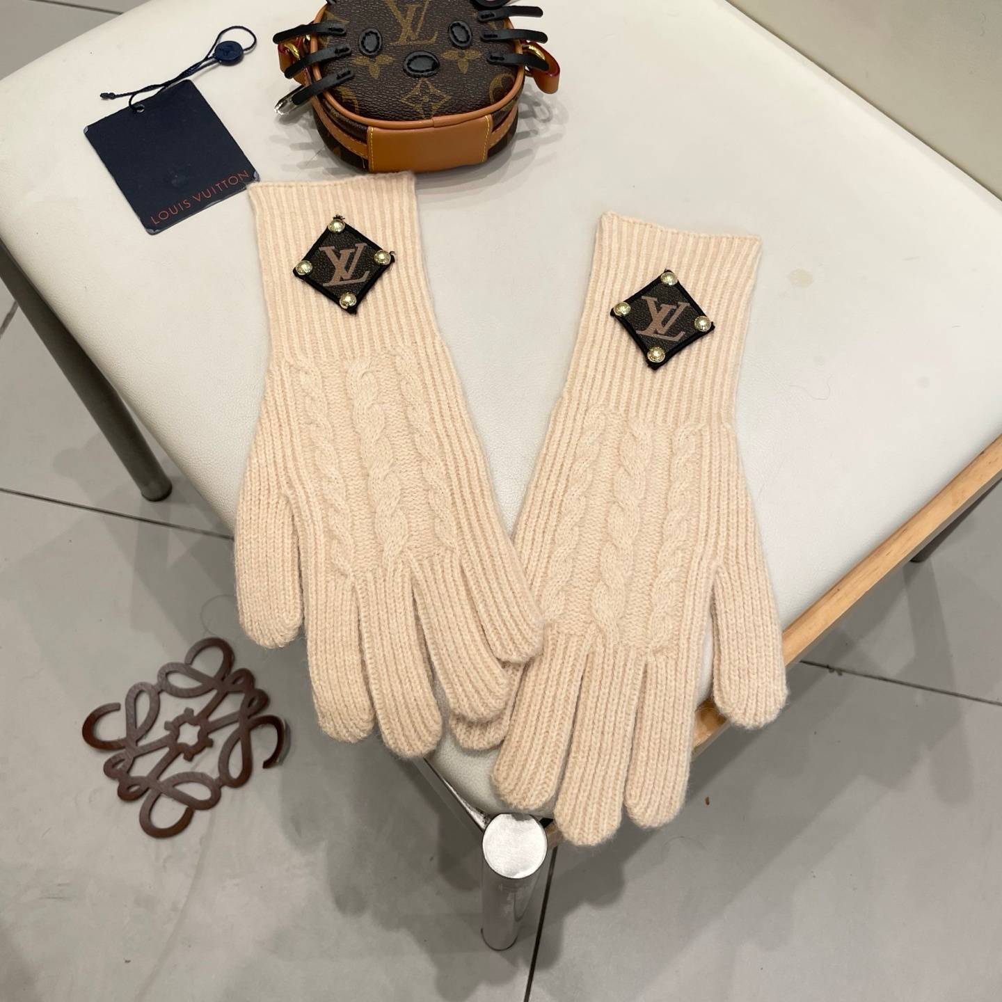 LOUIS VUITTON ルイヴィトン レディース 手袋 モヘア風 ふわふわ 長手袋 防寒 おしゃれ グレー レッド - 画像 13