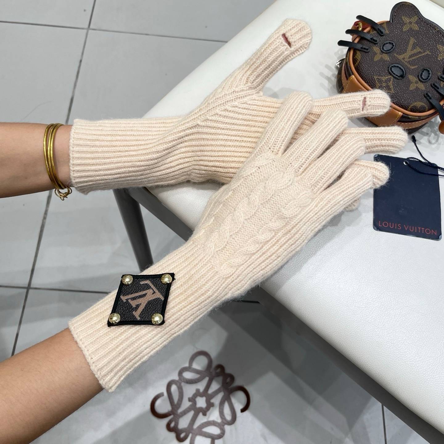 LOUIS VUITTON ルイヴィトン レディース 手袋 モヘア風 ふわふわ 長手袋 防寒 おしゃれ グレー レッド - 画像 14