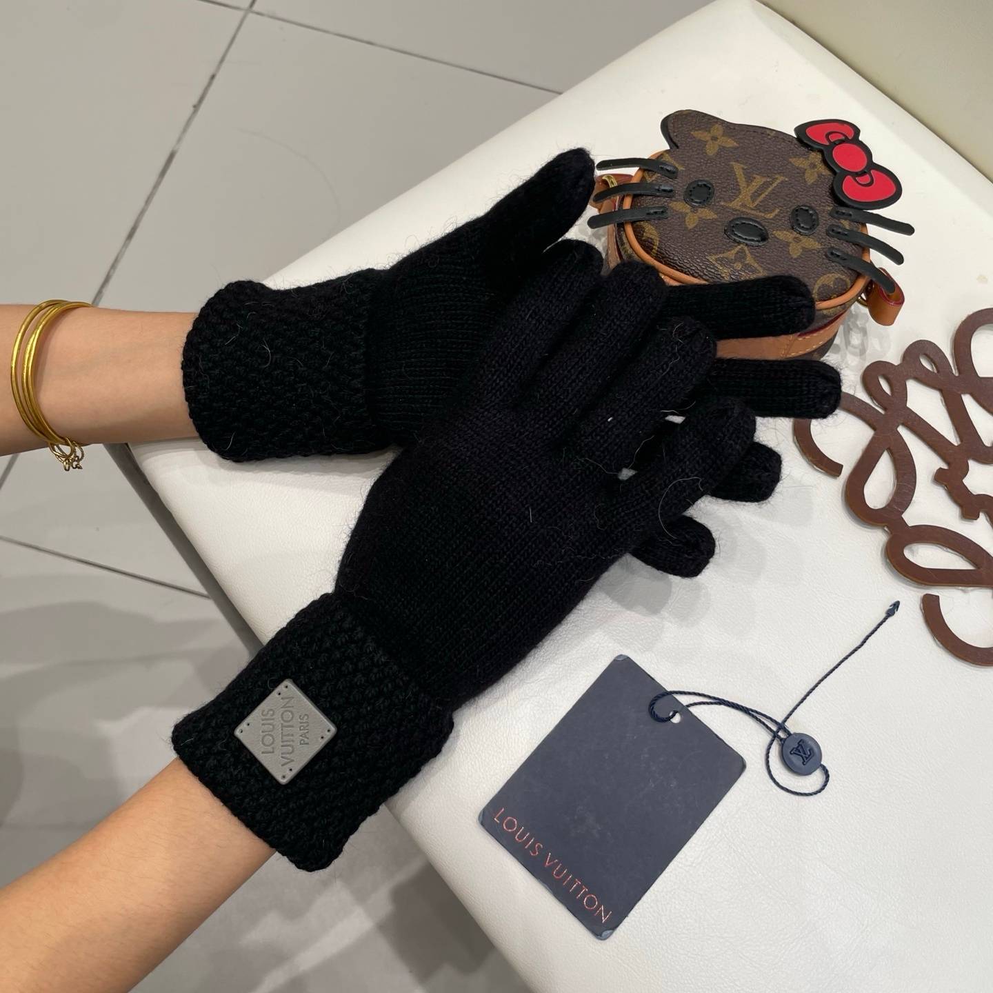 LOUIS VUITTON ルイ ヴィトン 革手袋 レザー手袋 本革 スマホ対応 保温 通勤 通学 ギフト ブラック ホワイト