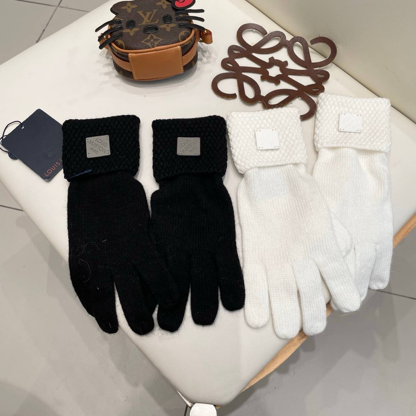 LOUIS VUITTON ルイ ヴィトン 革手袋 レザー手袋 本革 スマホ対応 保温 通勤 通学 ギフト ブラック ホワイト - 画像 2