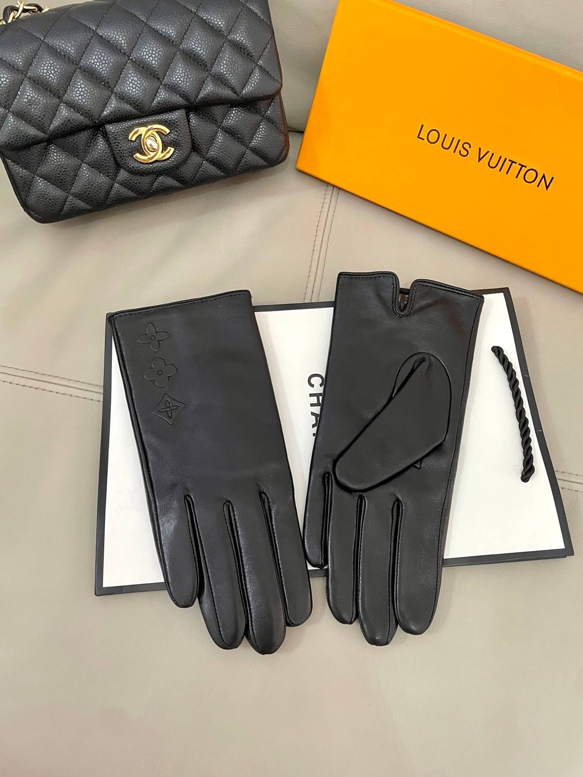 LOUIS VUITTON ルイ ヴィトン 革手袋 レザー手袋 本革 スマホ対応 保温 通勤 通学 ギフト ブラック ホワイト - 画像 9
