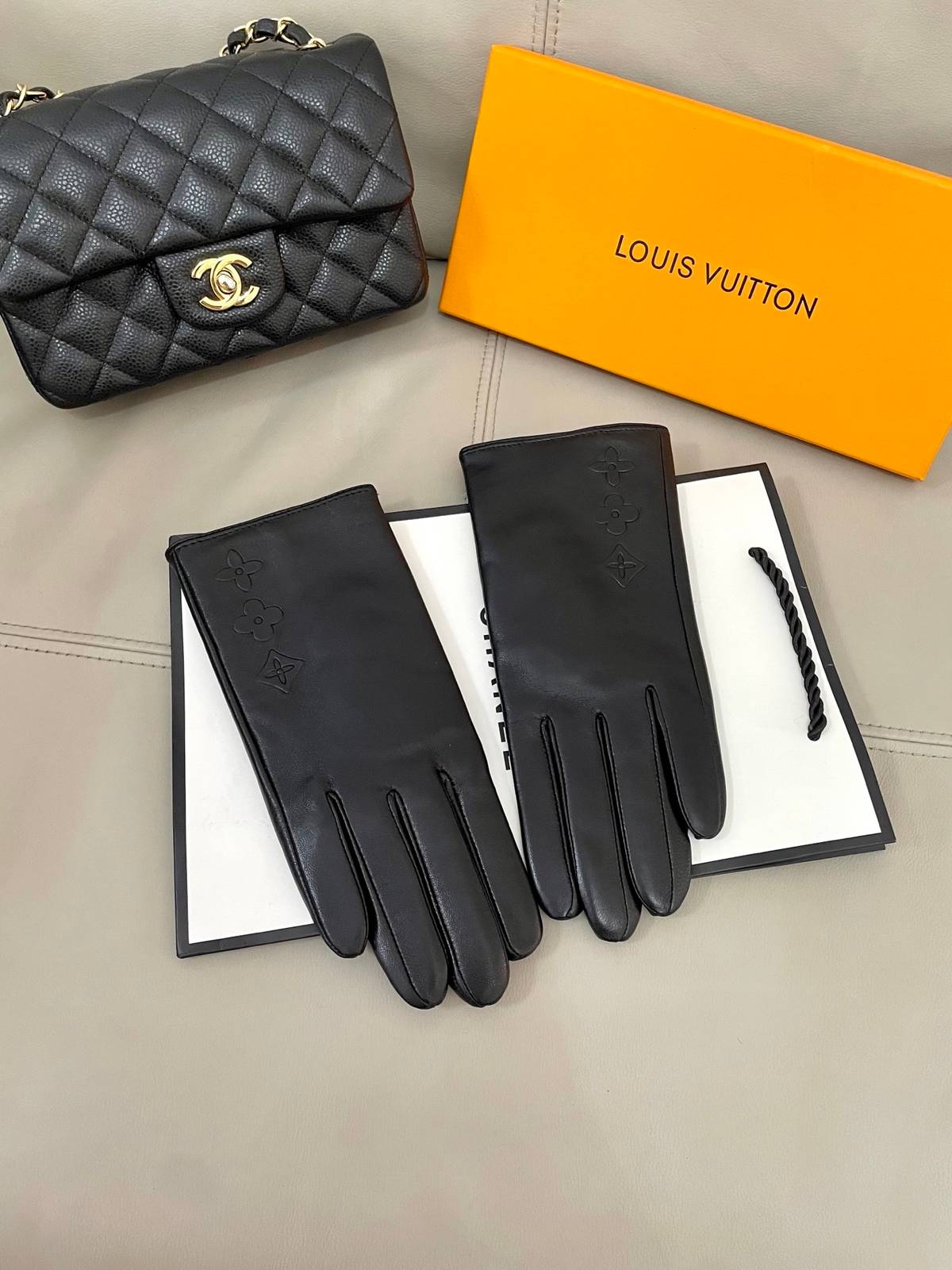 LOUIS VUITTON ルイ ヴィトン 革手袋 レザー手袋 本革 スマホ対応 保温 通勤 通学 ギフト ブラック ホワイト - 画像 10