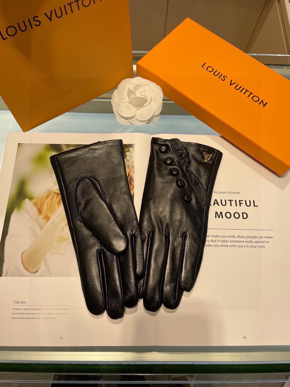 LOUIS VUITTON ルイ ヴィトン レディース 革手袋 本革 ボタン デザイン ブラック