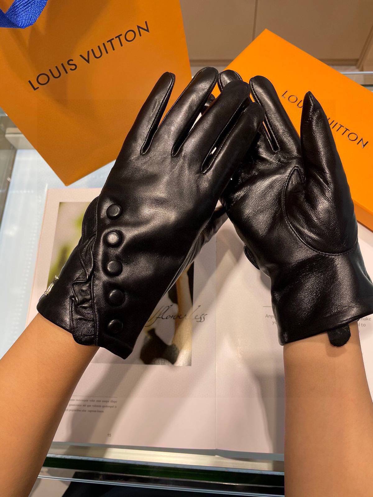LOUIS VUITTON ルイ ヴィトン レディース 革手袋 本革 ボタン デザイン ブラック - 画像 3