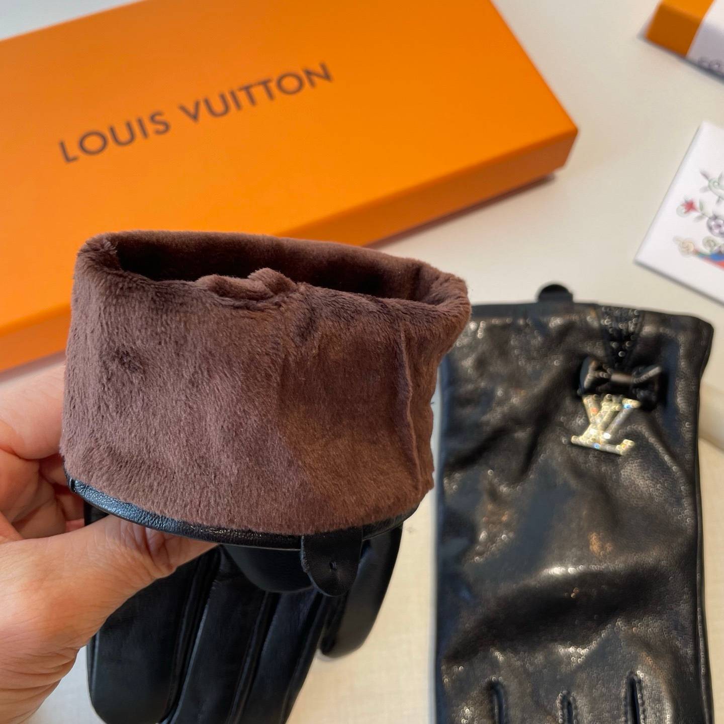 LOUIS VUITTON ルイ ヴィトン レディース 革手袋 本革 ボタン デザイン ブラック - 画像 4