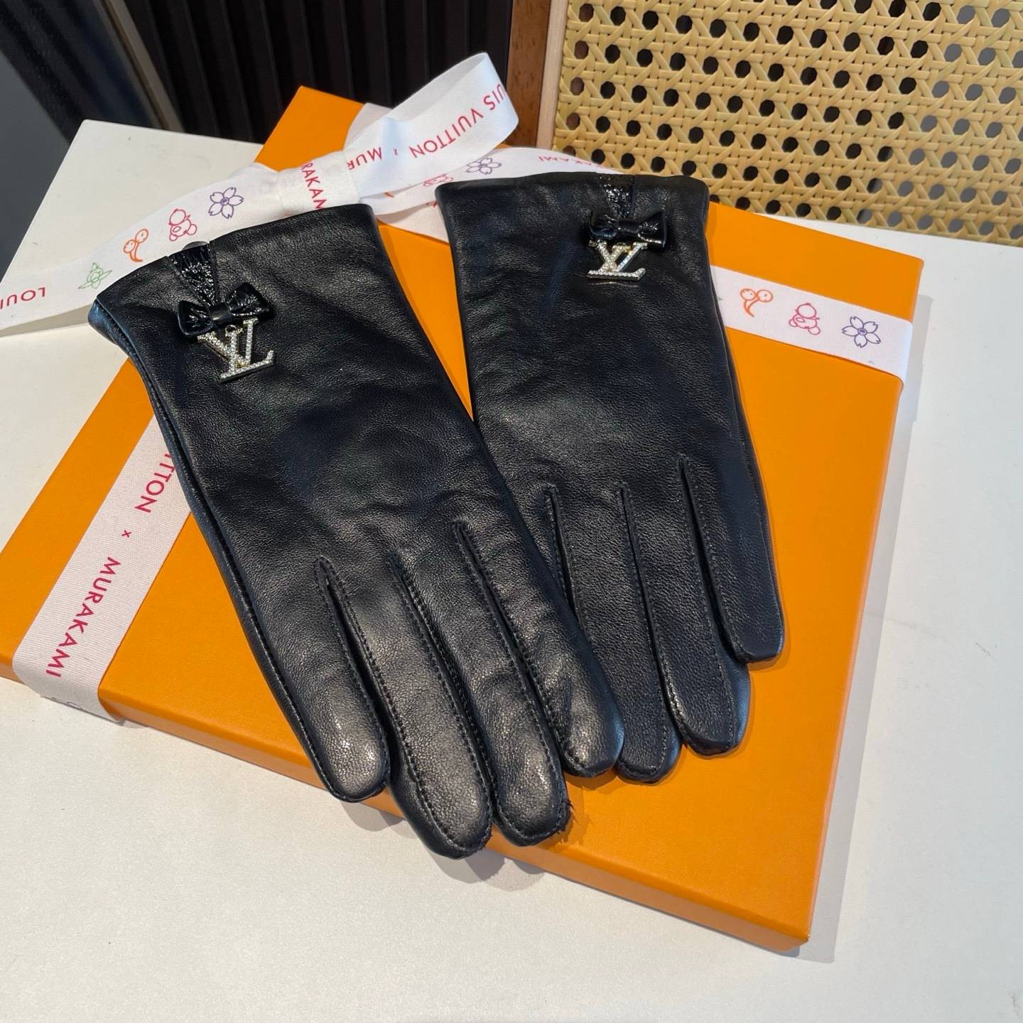 LOUIS VUITTON ルイ ヴィトン レディース 革手袋 本革 ボタン デザイン ブラック - 画像 6