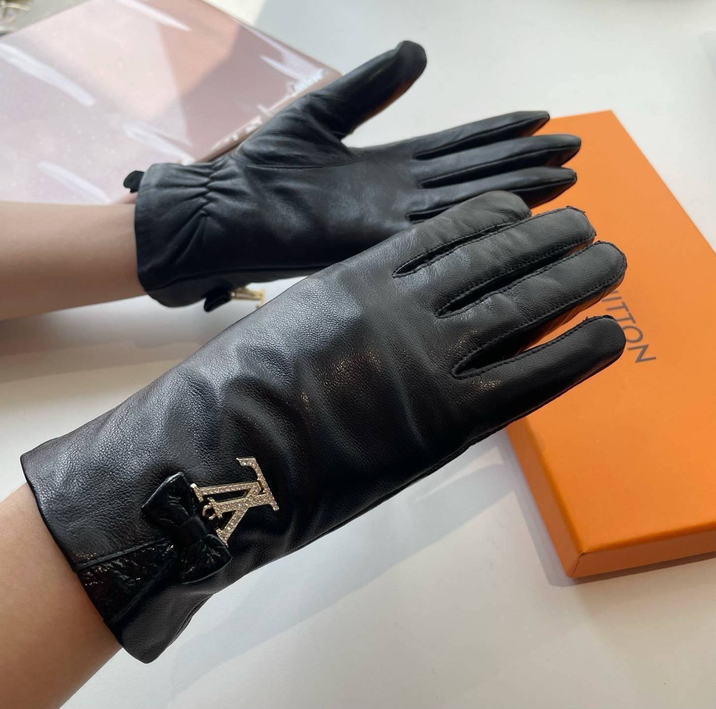 LOUIS VUITTON ルイ ヴィトン レディース 革手袋 本革 ボタン デザイン ブラック - 画像 7
