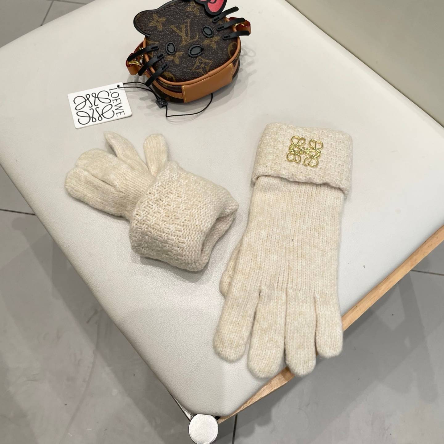 LOEWE ロエベ グローブ レディース 革手袋 本革 スマホ対応 保温 プレゼント ベージュ