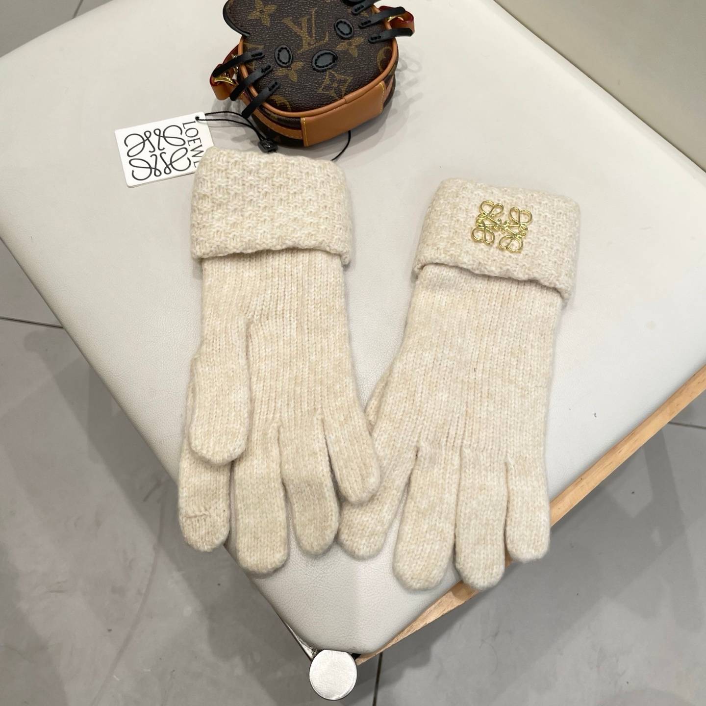 LOEWE ロエベ グローブ レディース 革手袋 本革 スマホ対応 保温 プレゼント ベージュ - 画像 2