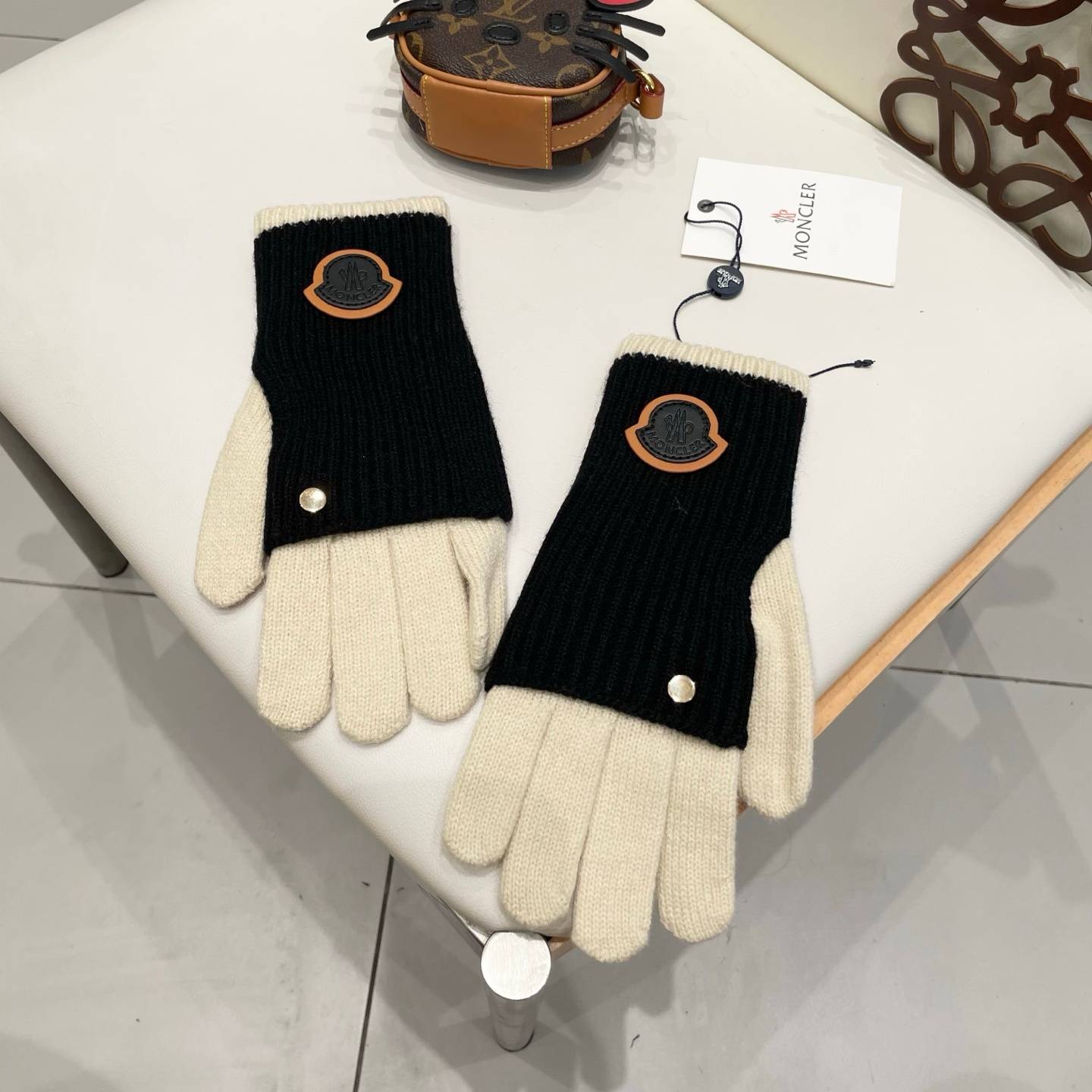 MONCLER モンクレール 革手袋 本革 タッチパネル対応 裏起毛 防寒 レディース ギフト ブラック ベージュ - 画像 7