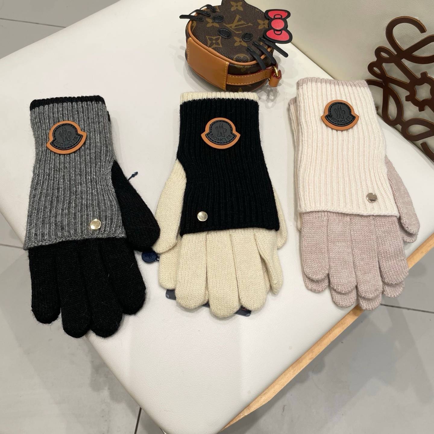 MONCLER モンクレール 革手袋 本革 タッチパネル対応 裏起毛 防寒 レディース ギフト ブラック ベージュ - 画像 15